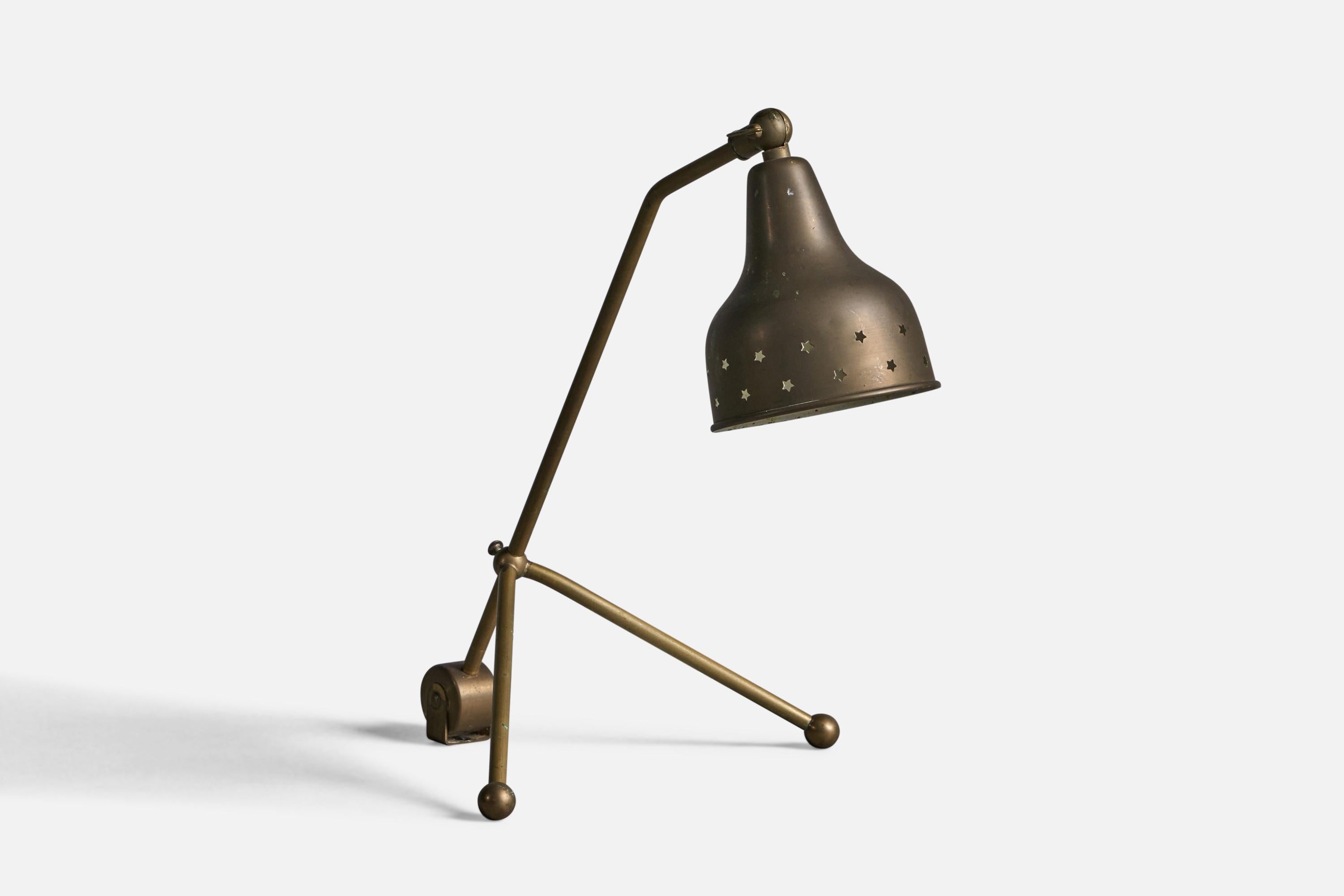 An adjustable brass table lamp designed and produced by Svend Aage Holm Sørensen, Denmark, 1950s.

Overall Dimensions (inches): 12.25