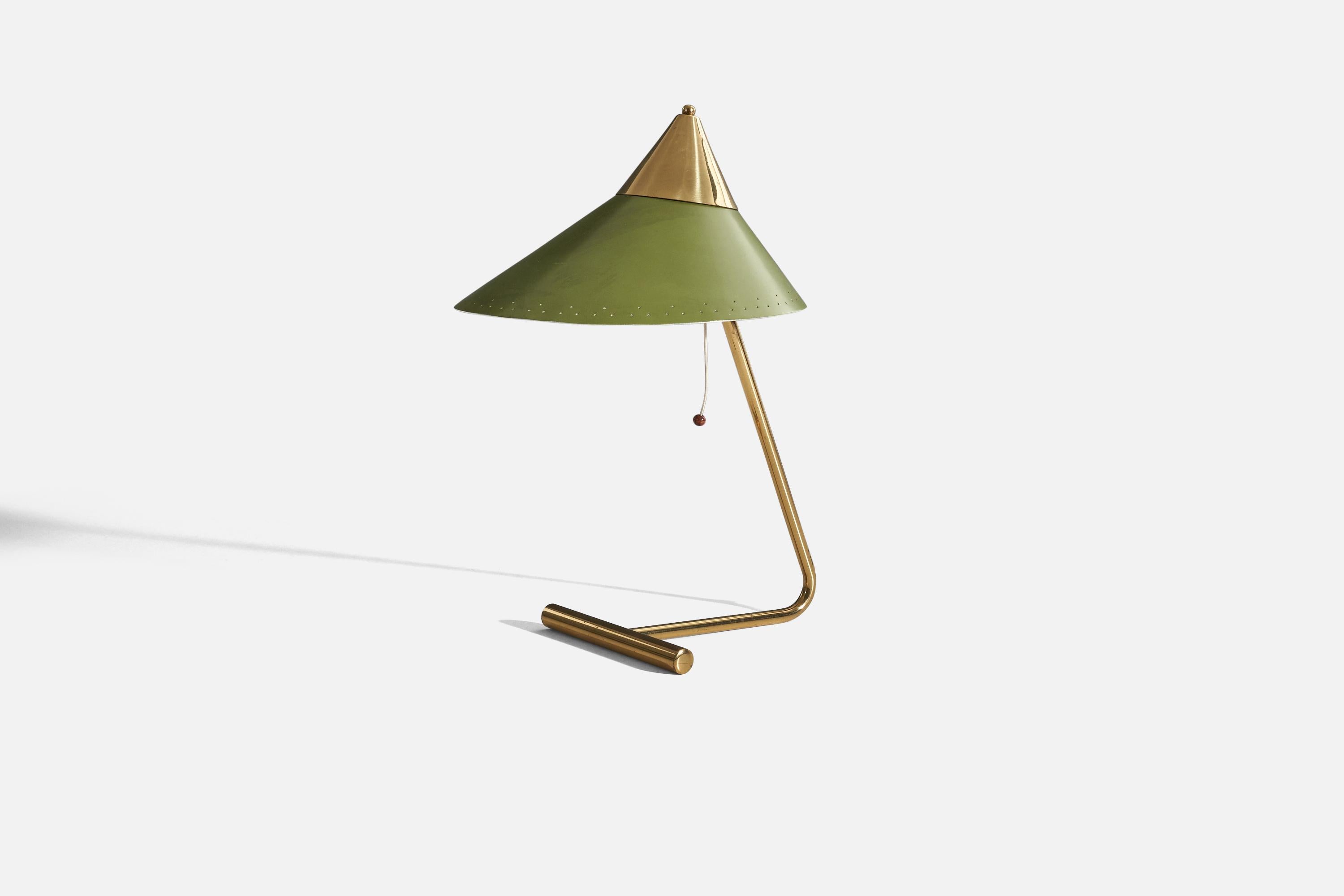 Lampe de table en laiton et métal laqué vert, conçue et produite par Svend Aage Holm Sørensen, Danemark, années 1950.
