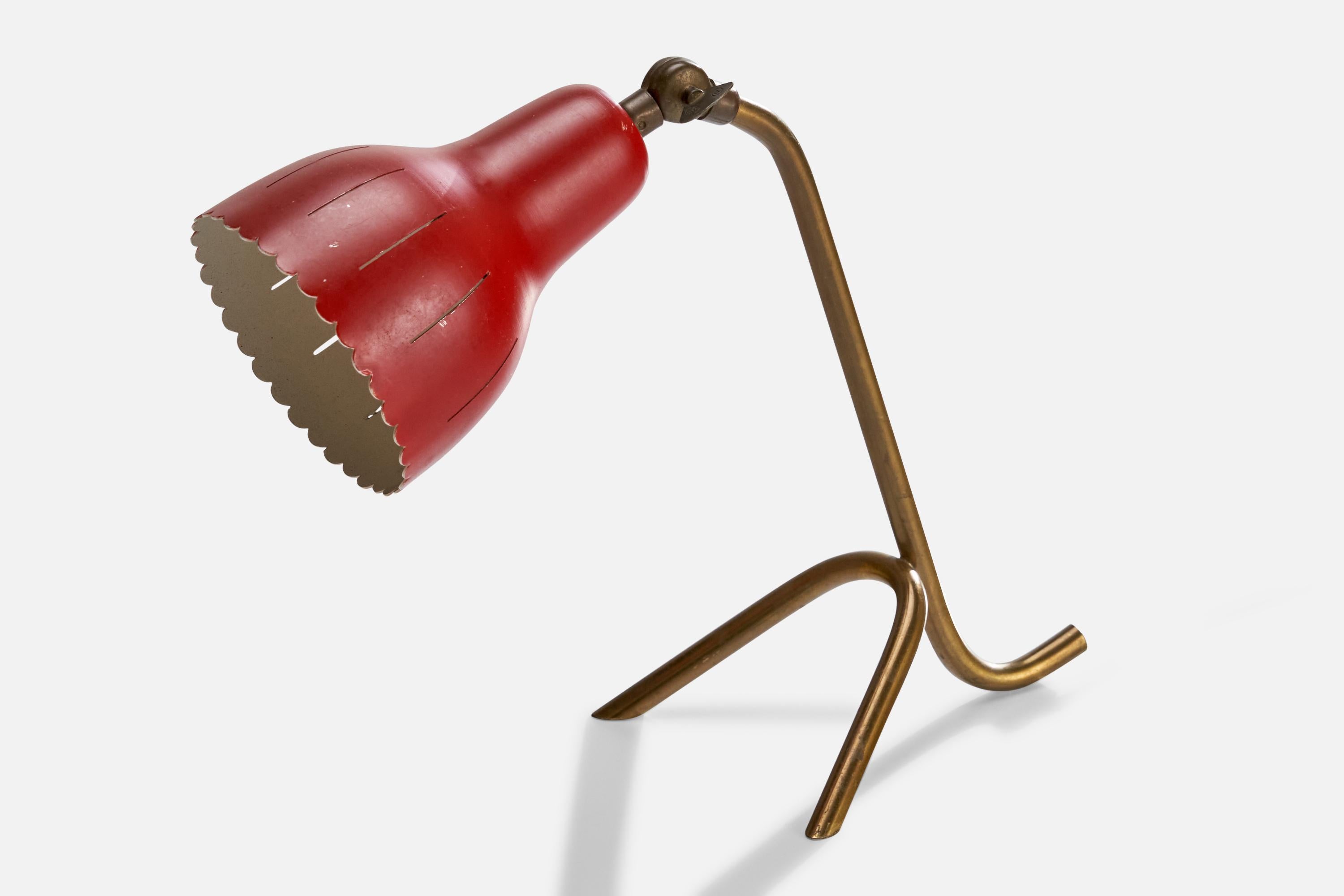 Lampada da tavolo in ottone e metallo laccato rosso attribuita a Svend Aage Holm Sørensen, Danimarca, anni '50 circa.

Il paralume si inclina verso l'alto e verso il basso di 180°.
Dimensioni della lampada (pollici): 9