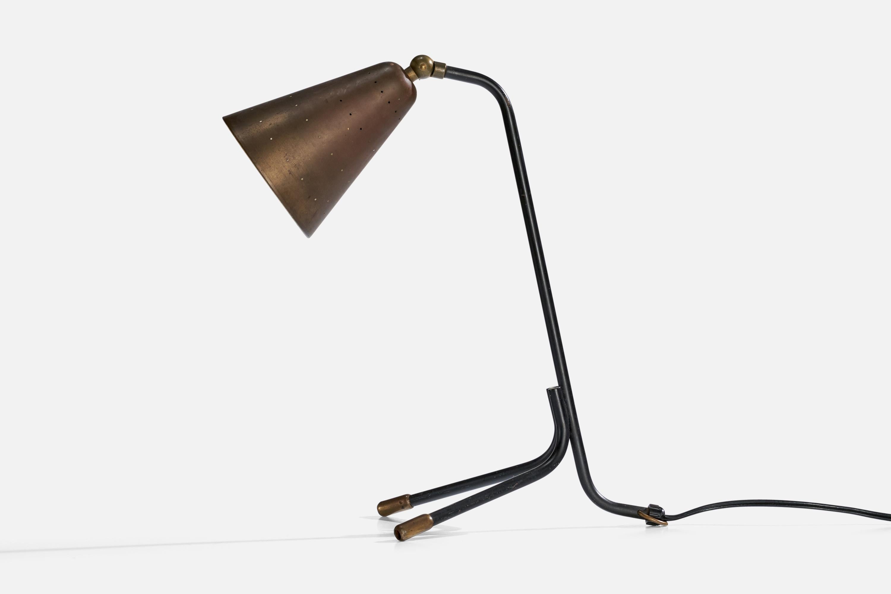 Lámpara de sobremesa de latón y metal lacado en negro atribuida a Svend Aage Holm Sørensen, Dinamarca, c. 1950.

Dimensiones de la lámpara con pantalla (pulgadas): 14,25