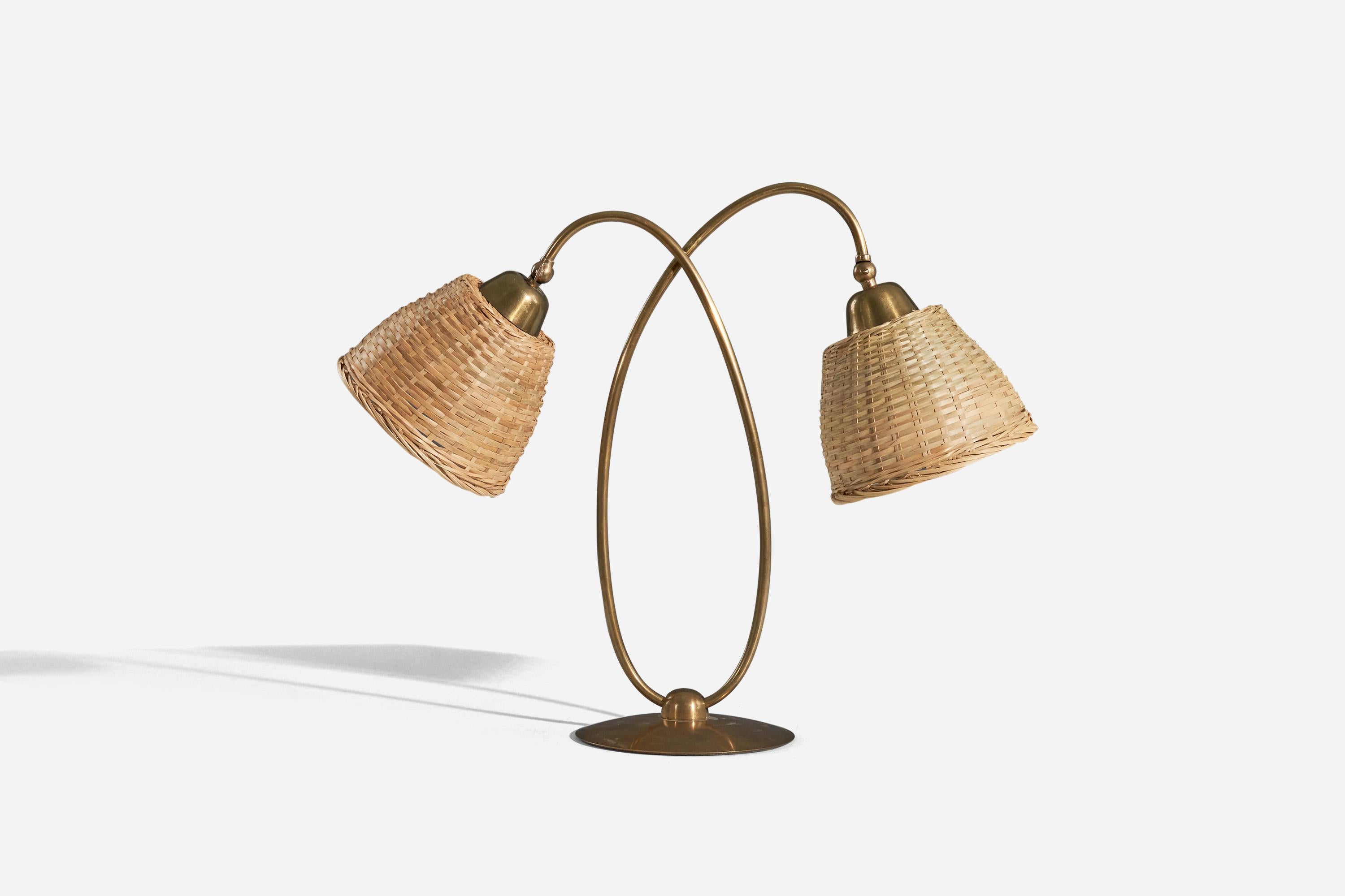 Lampe de table en laiton et rotin conçue et produite par Svend Aage Holm Sørensen, Danemark, années 1950.

Vendu avec des abat-jour.
Les dimensions indiquées se réfèrent à la lampe avec les abat-jour.