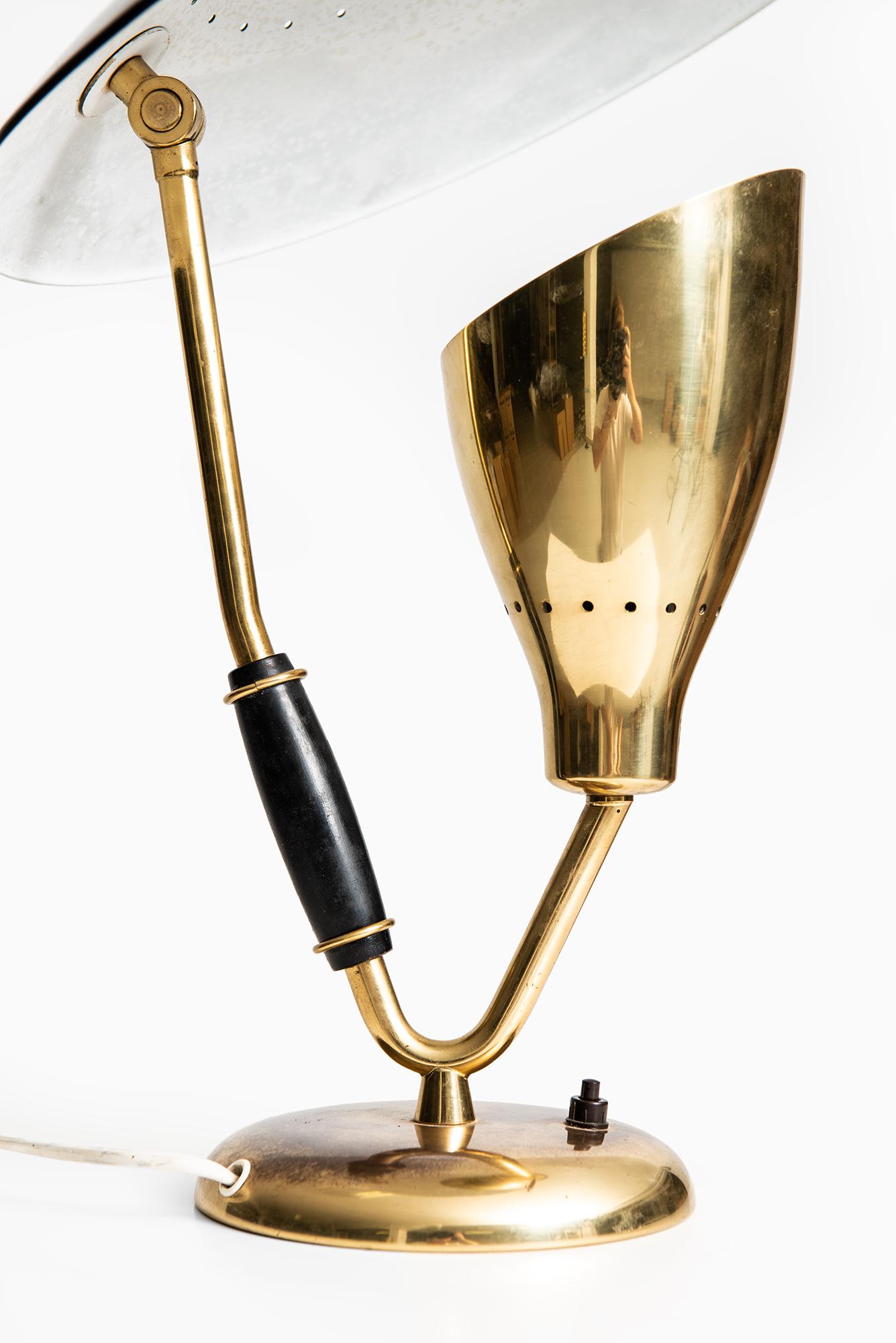Rare table lamp designed by Svend Aage Holm Sørensen. Produced by Holm Sørensen & Co. in Denmark.