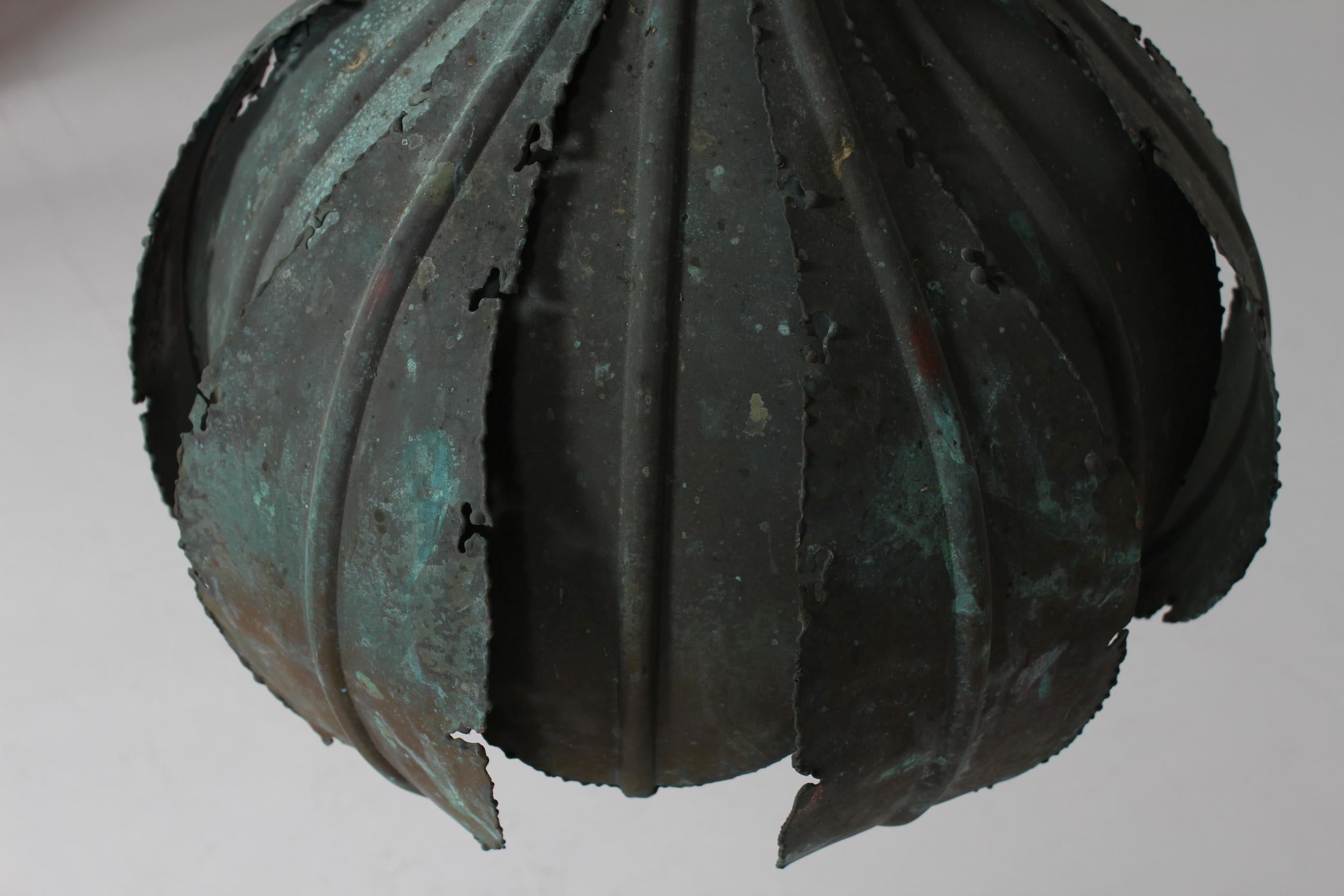 Svend Aage Holm Sørensen Pendentif Brutaliste en laiton vert Verdigris Danemark années 60 en vente 2