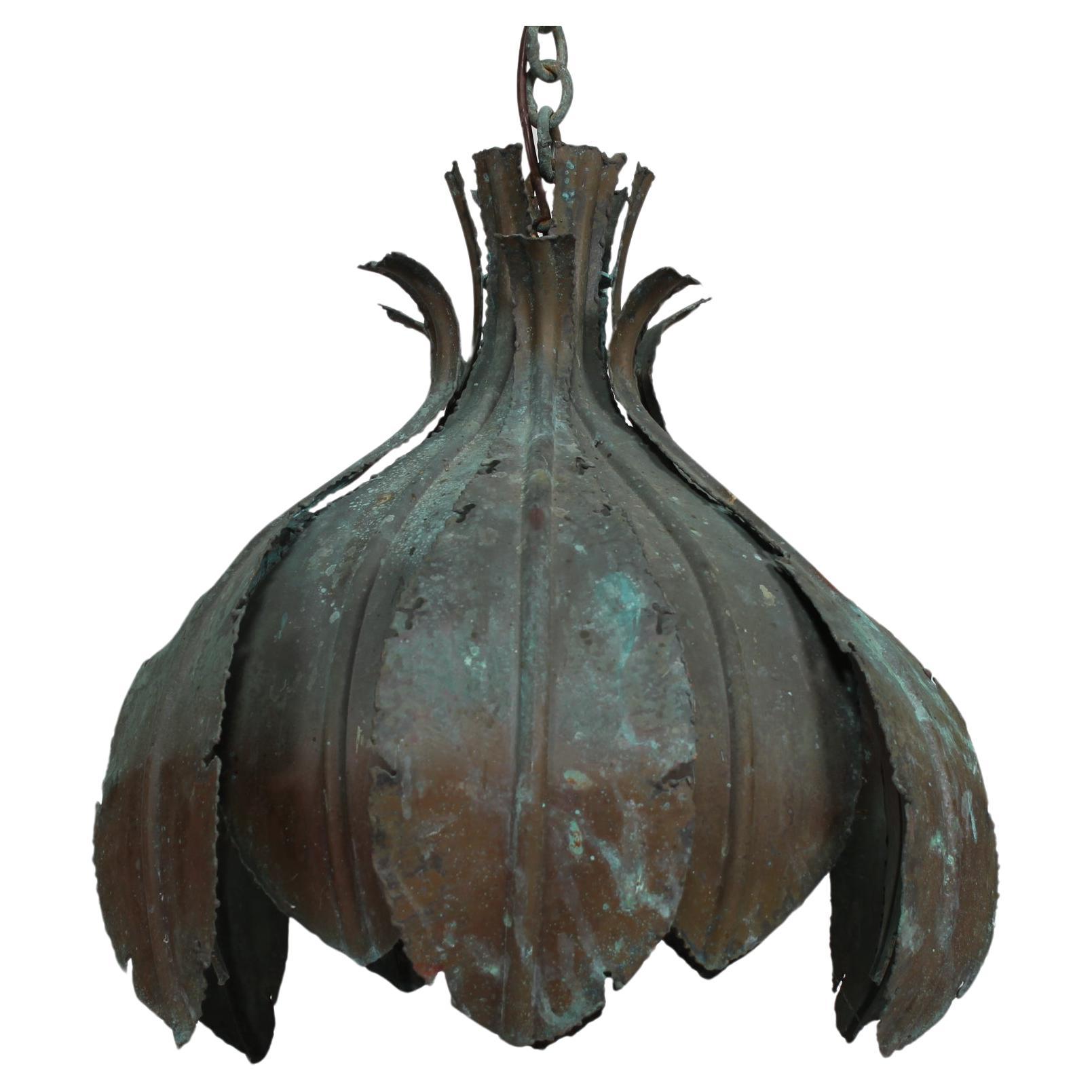 Pendentif brutaliste en laiton Svend Aage Holm Sørensen Onion par Holm-Sørensen et Pedersen belysning Aps des années 1960
L'oignon  L'abat-jour en laiton aiguisé a une patine verte vert-de-gris qui lui donne une expression très particulière.
Le