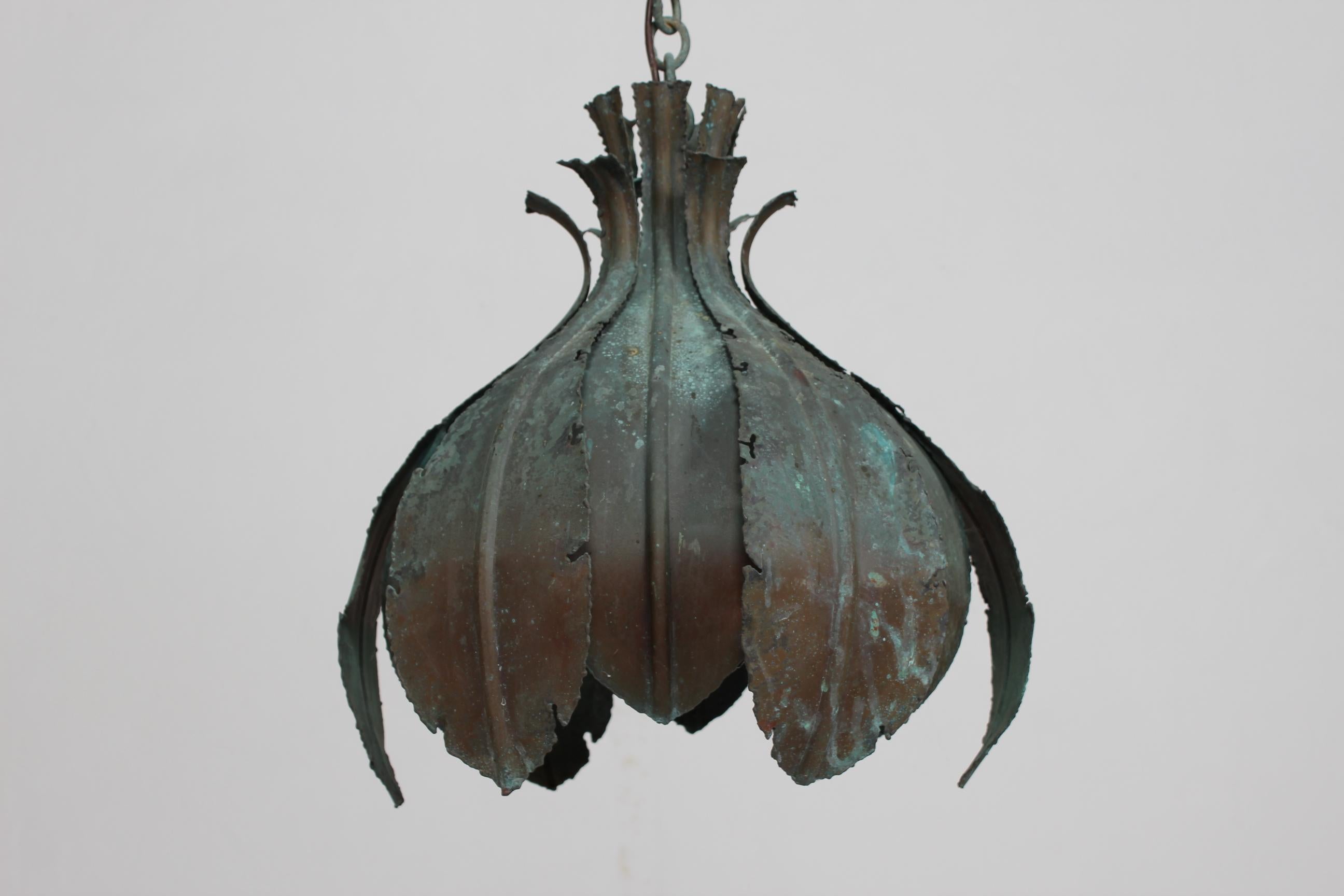 Scandinave moderne Svend Aage Holm Sørensen Pendentif Brutaliste en laiton vert Verdigris Danemark années 60 en vente