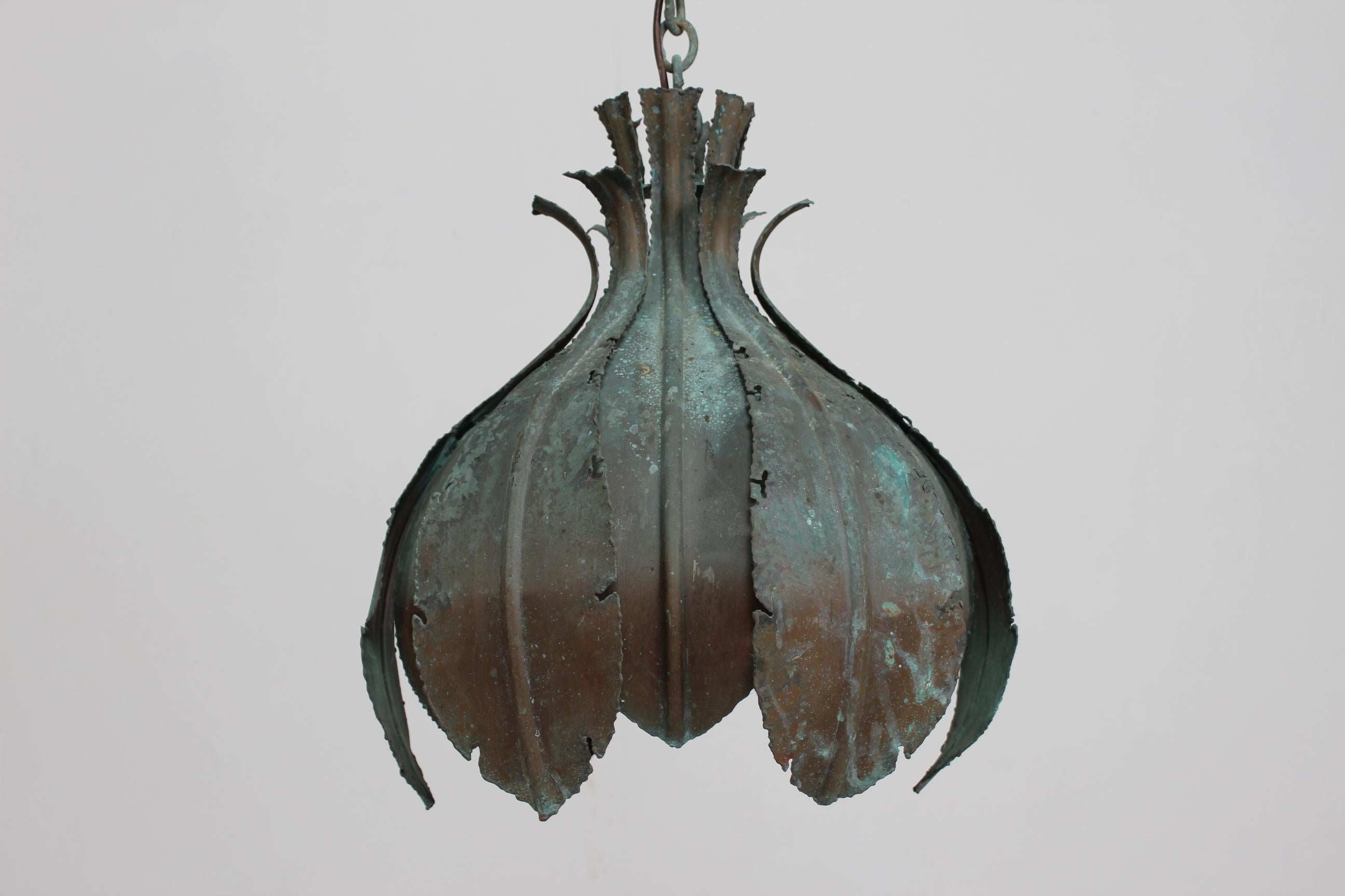 Svend Aage Holm Sørensen Pendentif Brutaliste en laiton vert Verdigris Danemark années 60 Bon état - En vente à Silkeborg, Silkeborg
