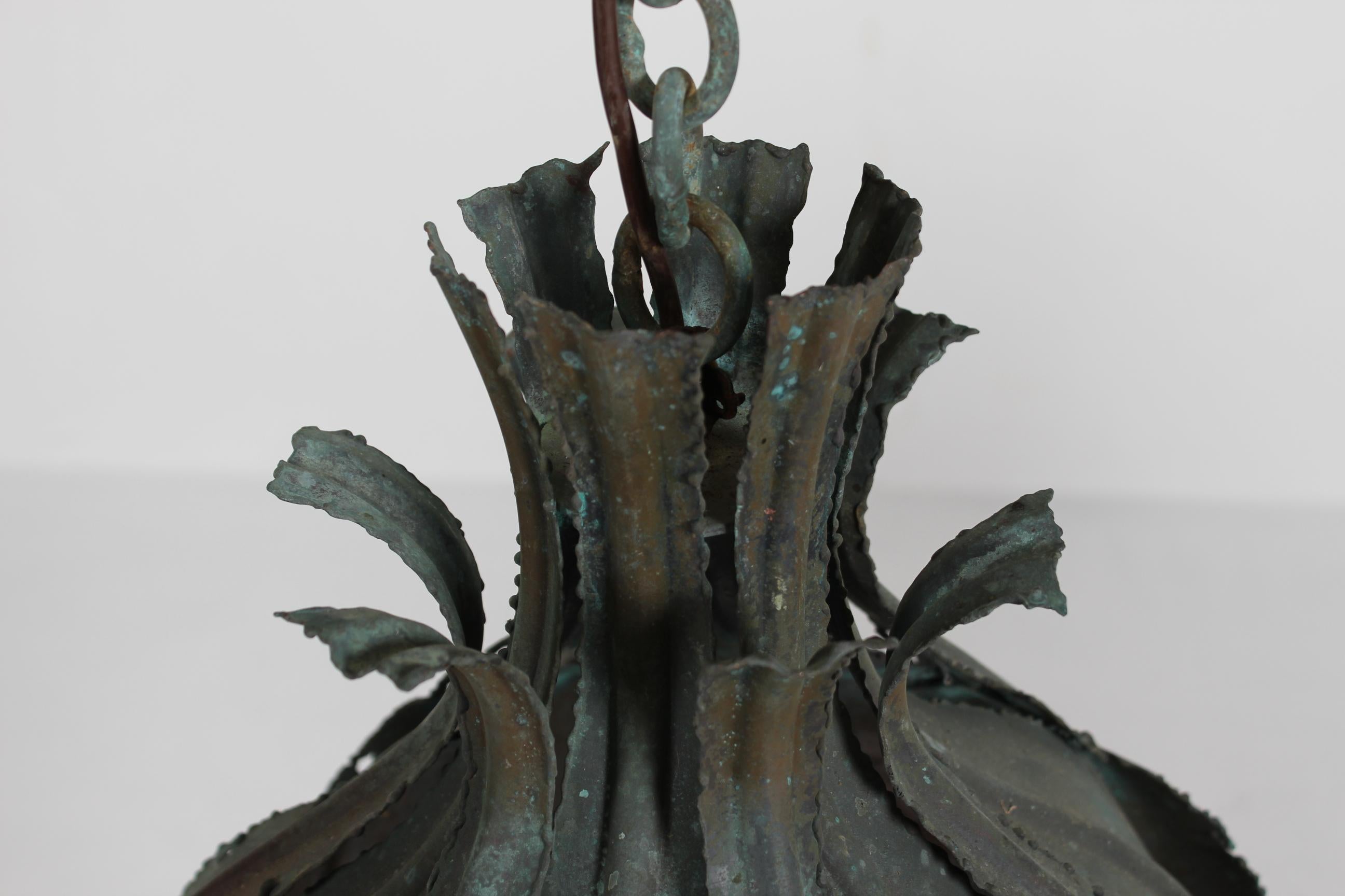 20ième siècle Svend Aage Holm Sørensen Pendentif Brutaliste en laiton vert Verdigris Danemark années 60 en vente