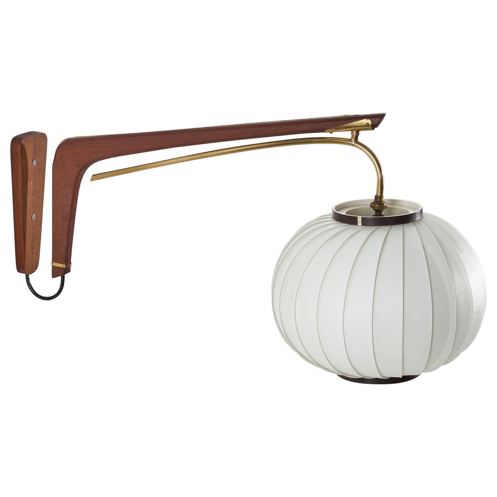 Svend Aage Holm Sørensen, Lámpara de pared, teca, latón, tela, Dinamarca, años 50 en venta