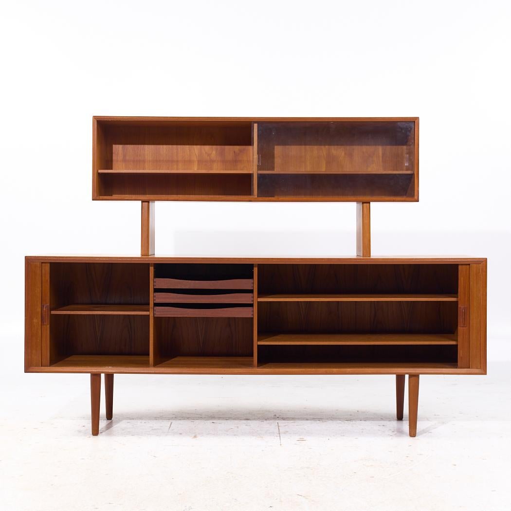Svend Aage Larsen pour Faarup Møbelfabrik Crédence en teck avec porte à tambour et huche, danoise du milieu du siècle

La crédence mesure : 79.75 de large x 19 de profond x 31.5 de haut
L'huche mesure : 59 de large x 11 de profond x 25.25 de haut
La