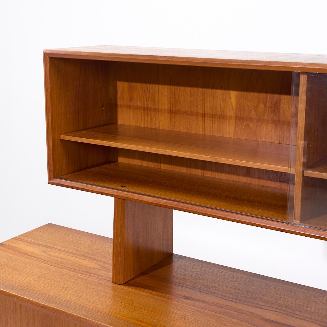 Mid-Century Modern Svend Aage Larsen pour Faarup Møbelfabrik Crédence danoise à porte à tambour avec huche en vente