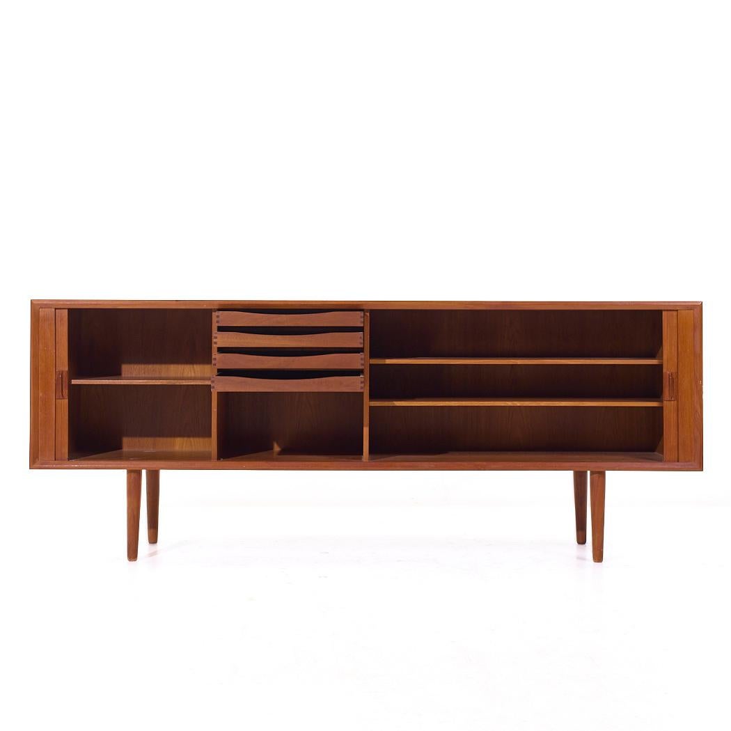 Svend Aage Larsen per Faarup Møbelfabrik MCM Credenza danese con porta a tamburo in teak in vendita 3