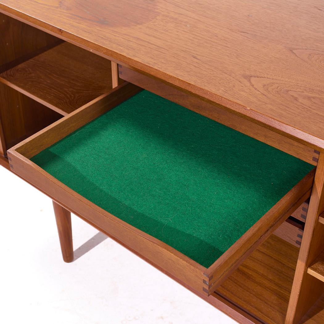 Svend Aage Larsen per Faarup Møbelfabrik MCM Credenza danese con porta a tamburo in teak in vendita 4