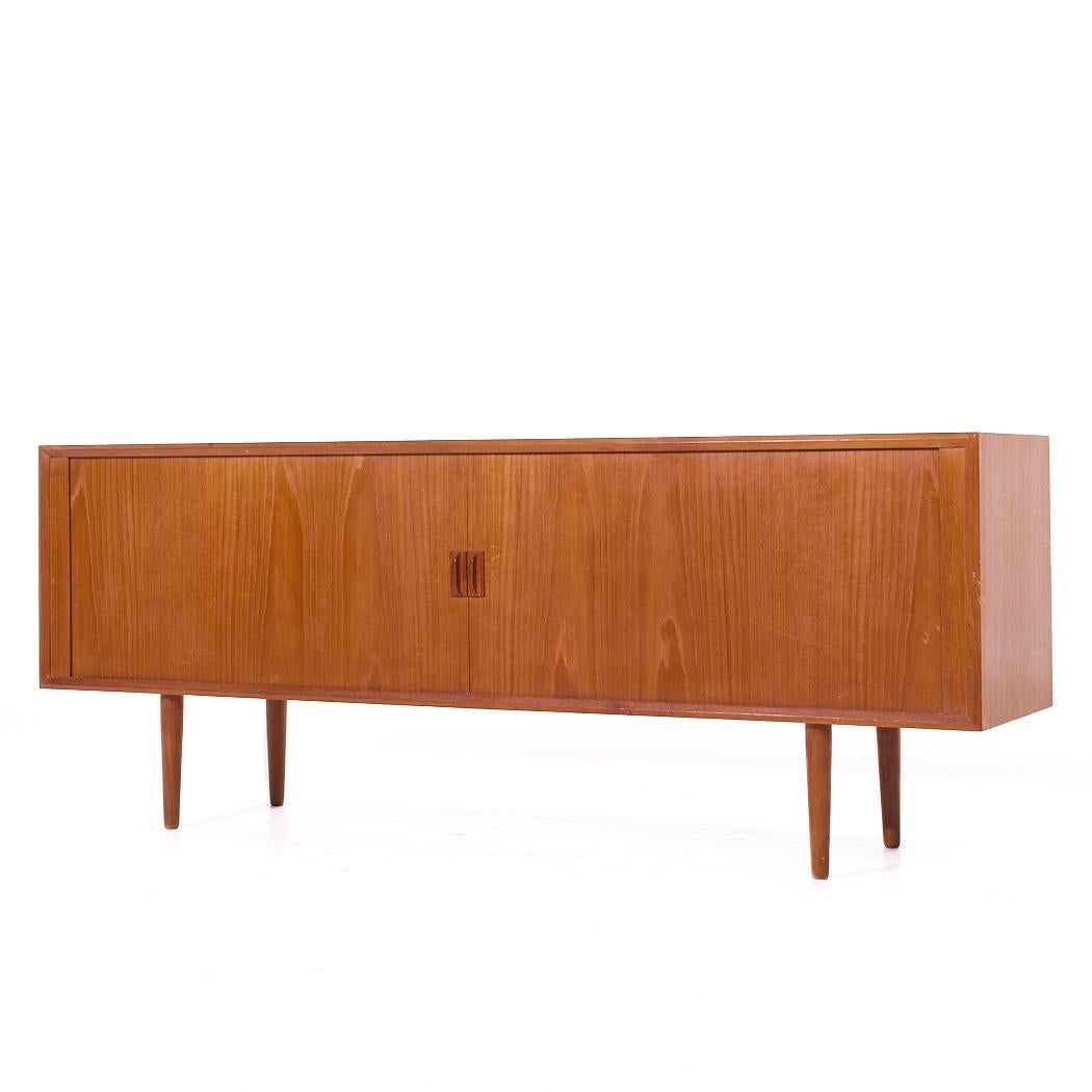 Mid-Century moderno Svend Aage Larsen per Faarup Møbelfabrik MCM Credenza danese con porta a tamburo in teak in vendita