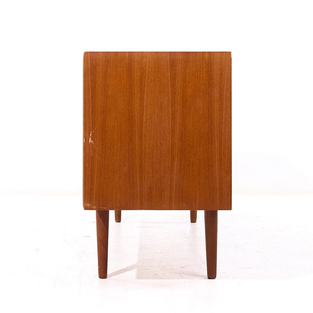 Svend Aage Larsen per Faarup Møbelfabrik MCM Credenza danese con porta a tamburo in teak In condizioni buone in vendita a Countryside, IL