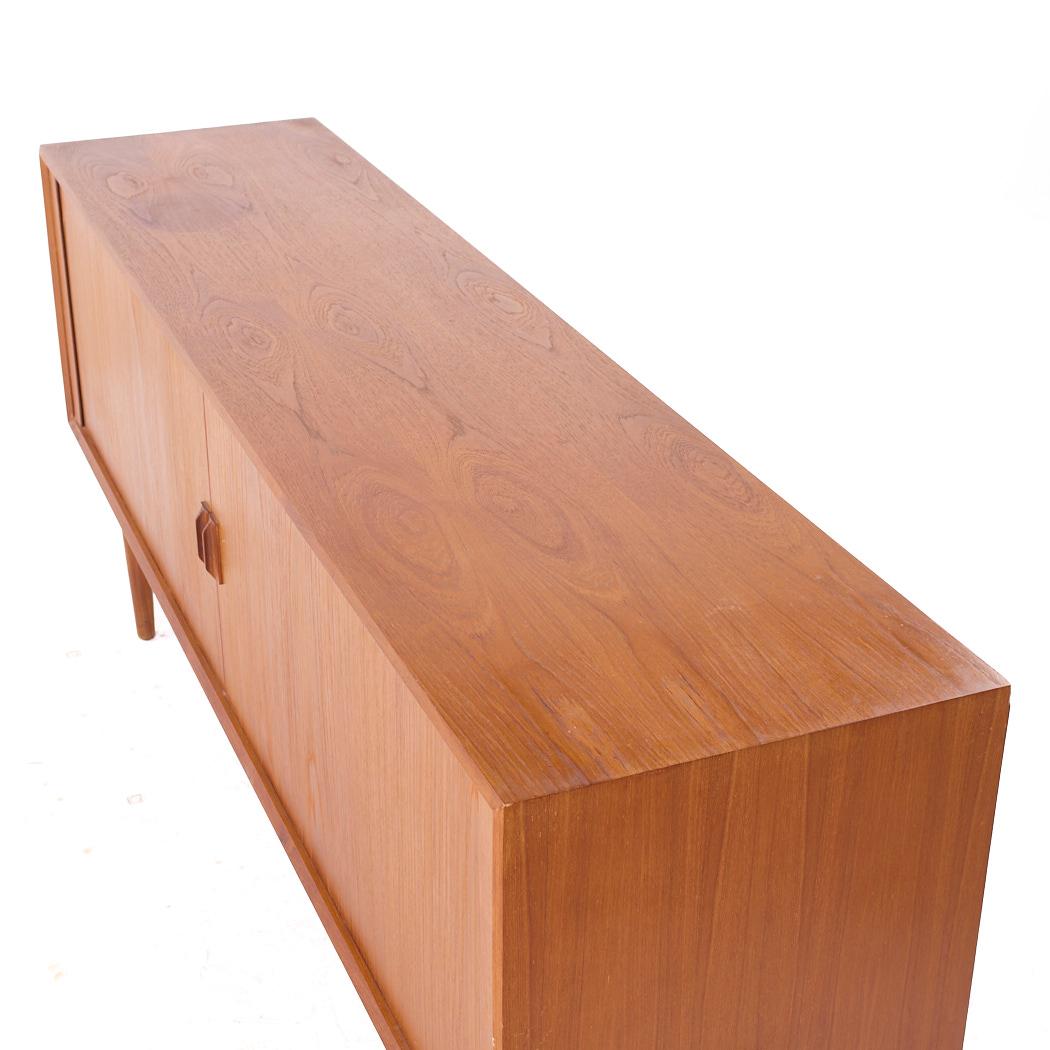 Fine XX secolo Svend Aage Larsen per Faarup Møbelfabrik MCM Credenza danese con porta a tamburo in teak in vendita