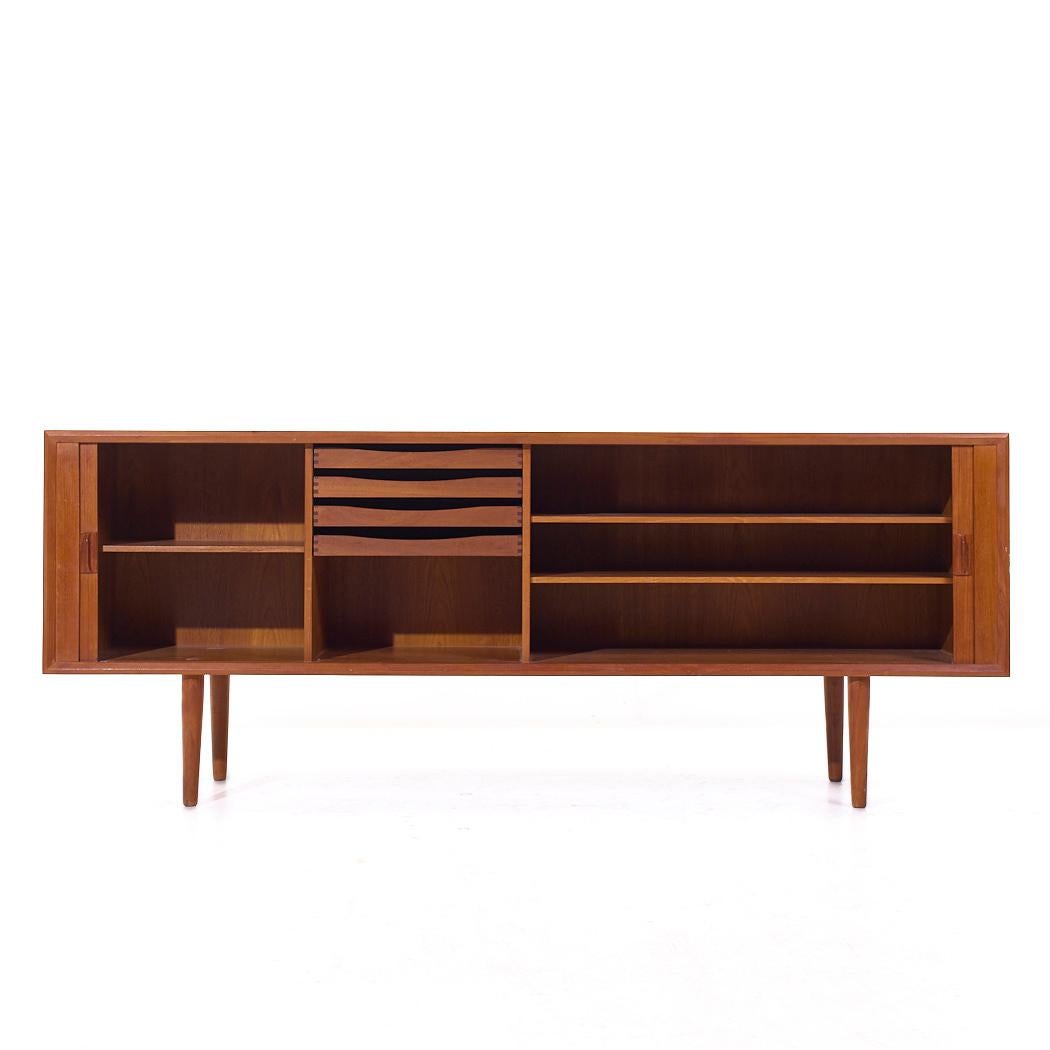 Teak Svend Aage Larsen per Faarup Møbelfabrik MCM Credenza danese con porta a tamburo in teak in vendita
