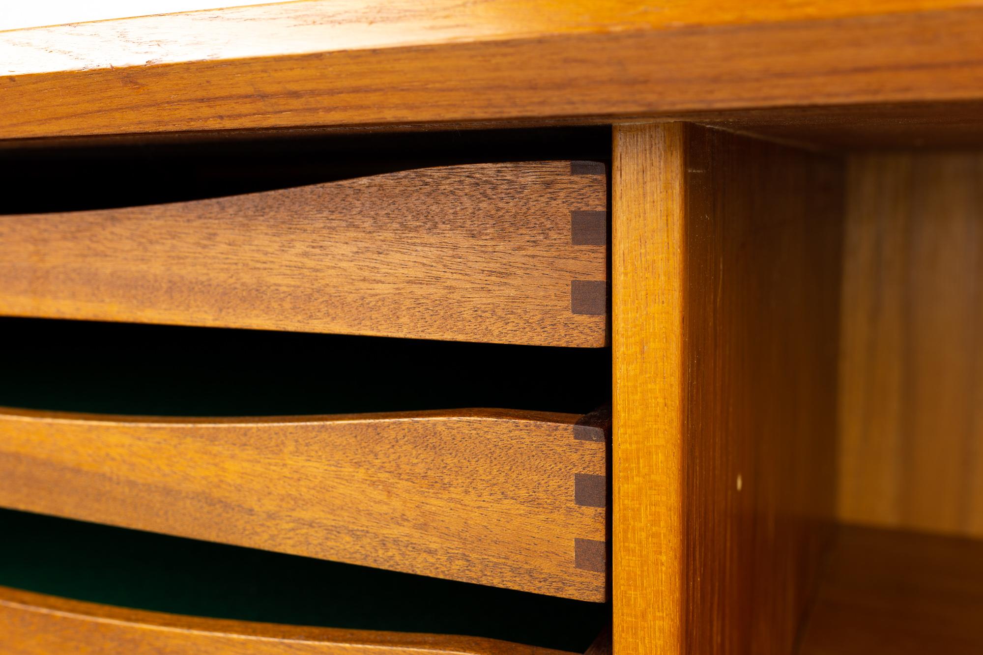 Svend Aage Larsen für Faarup Mobelfabrik MCM Danish Teak Tambour Door Credenza 7