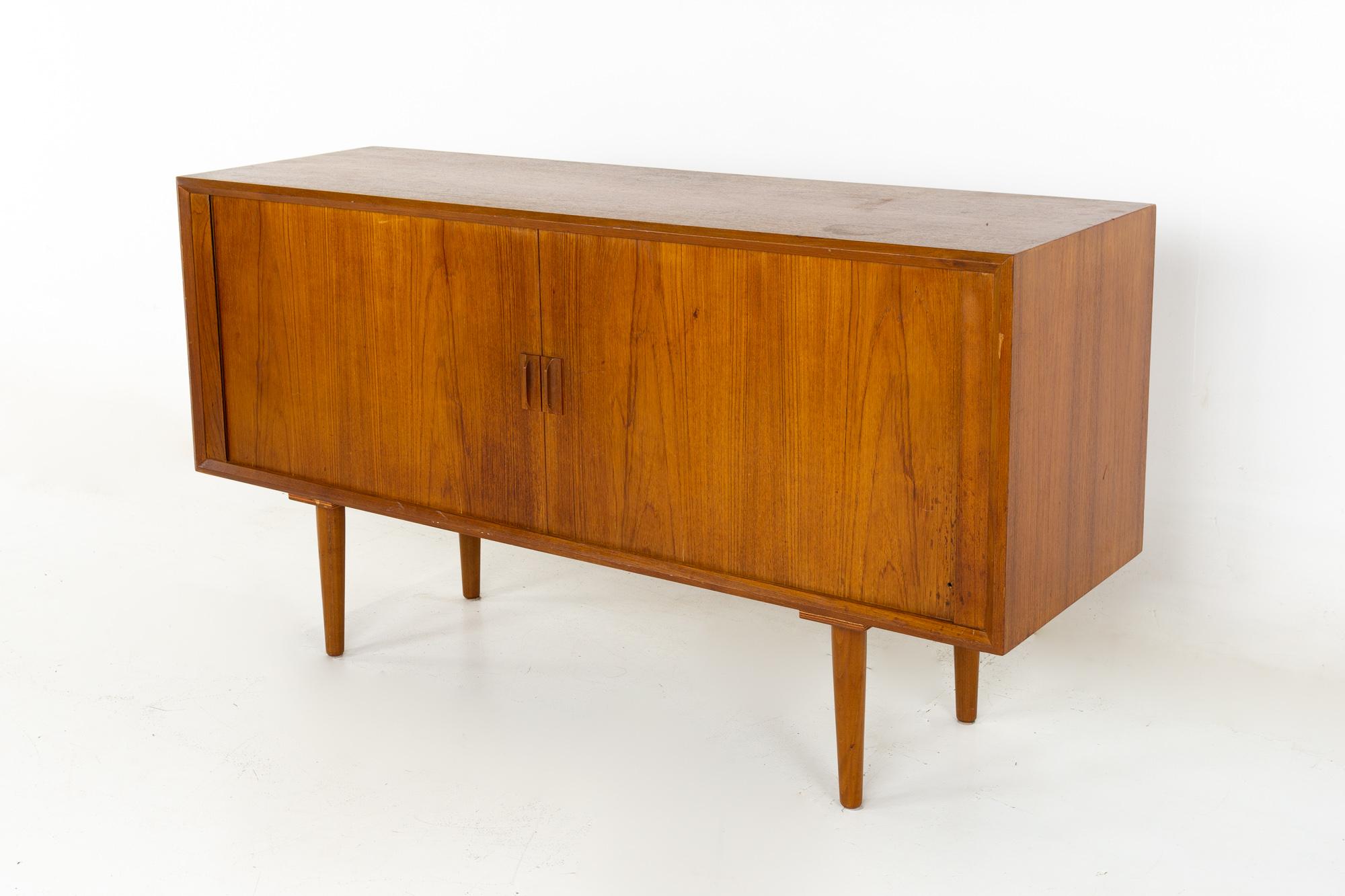Svend Aage Larsen für Faarup Mobelfabrik MCM Danish Teak Tambour Door Credenza (Moderne der Mitte des Jahrhunderts)