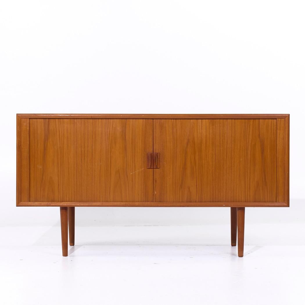 Svend Aage Larsen per Faarup Møbelfabrik Credenza danese di metà secolo con porta a tamburo in teak

Questa credenza misura: 79,75 larghezza x 19 profondità x 31,25 pollici di altezza

Tutti i mobili possono essere acquistati in quello che noi