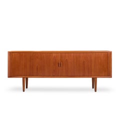 Svend Aage Larsen Credenza danese di metà secolo con porta a tamburo in teak