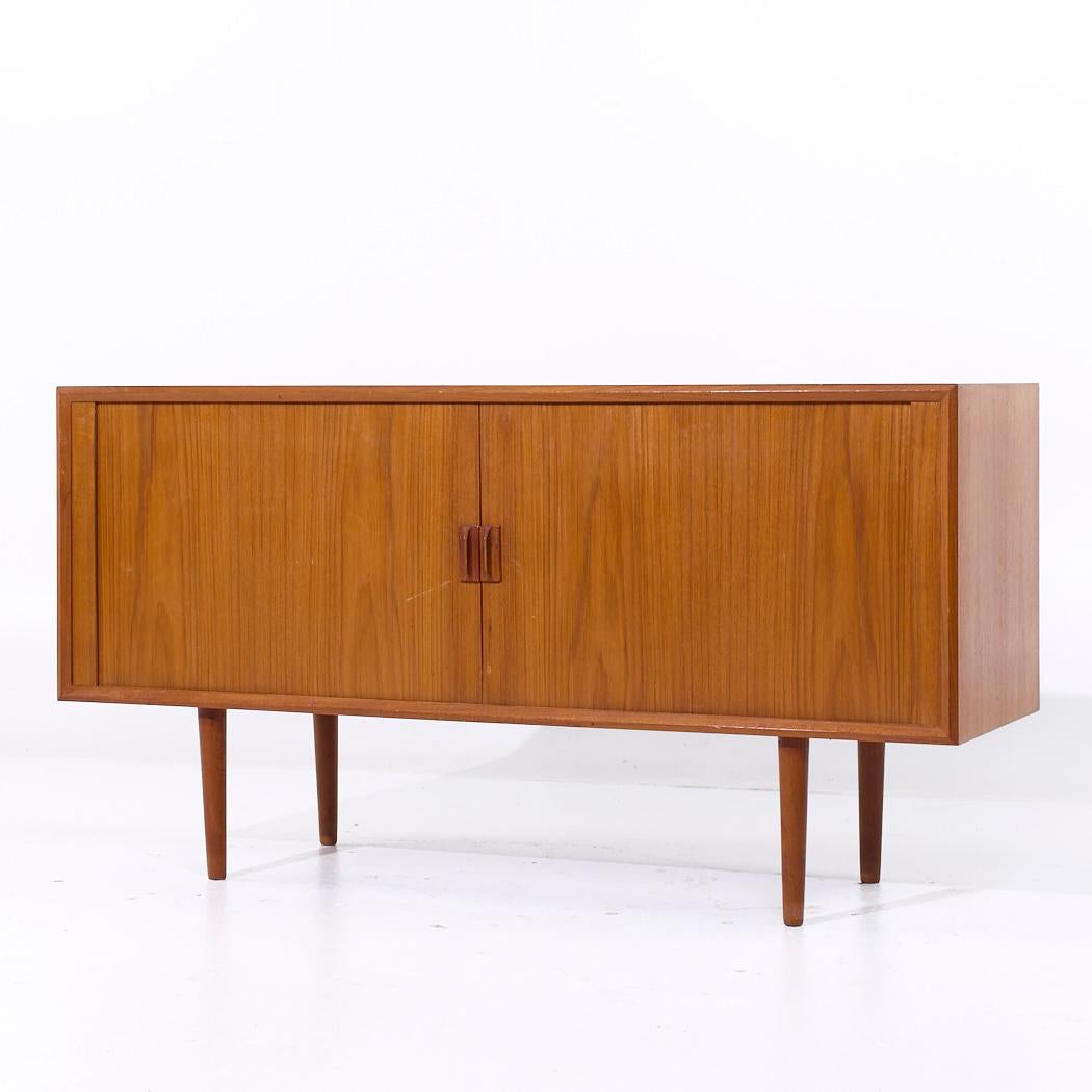 Mid-Century moderno Svend Aage Larsen Credenza danese di metà secolo con porta a tamburo in teak in vendita