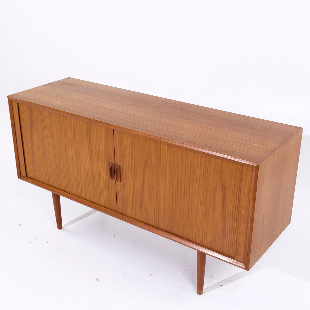 Danese Svend Aage Larsen Credenza danese di metà secolo con porta a tamburo in teak in vendita