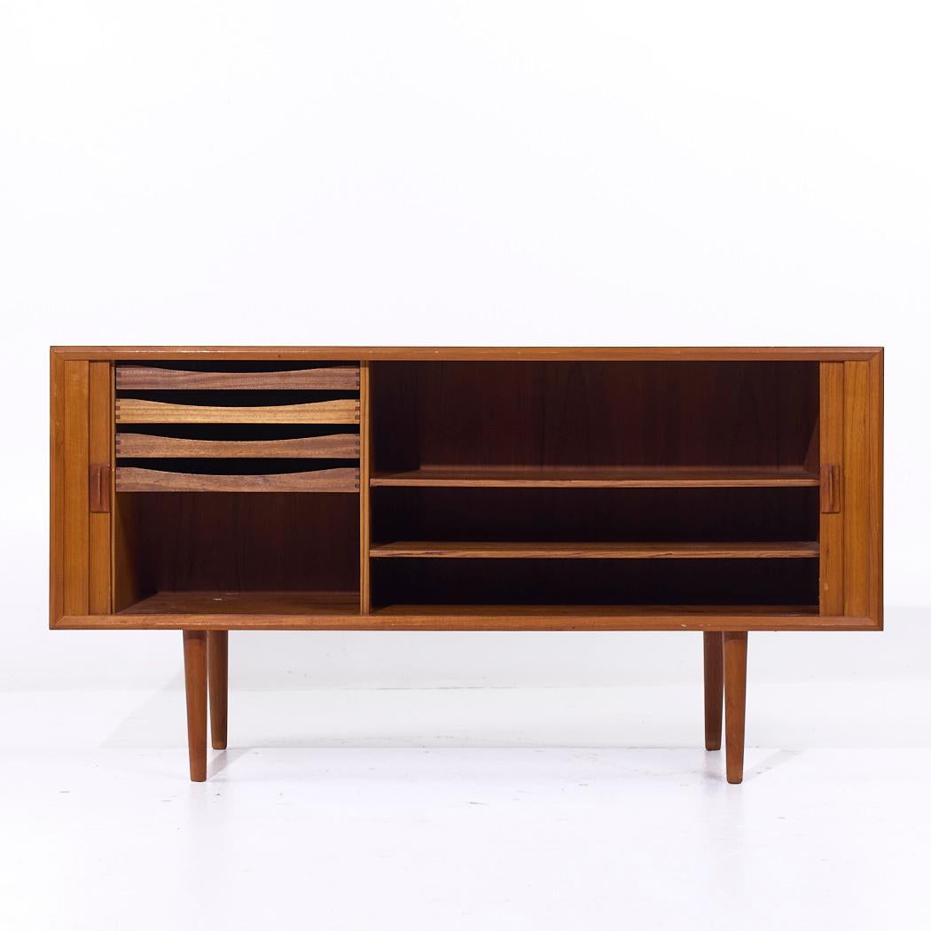 Svend Aage Larsen Credenza danese di metà secolo con porta a tamburo in teak In condizioni buone in vendita a Countryside, IL