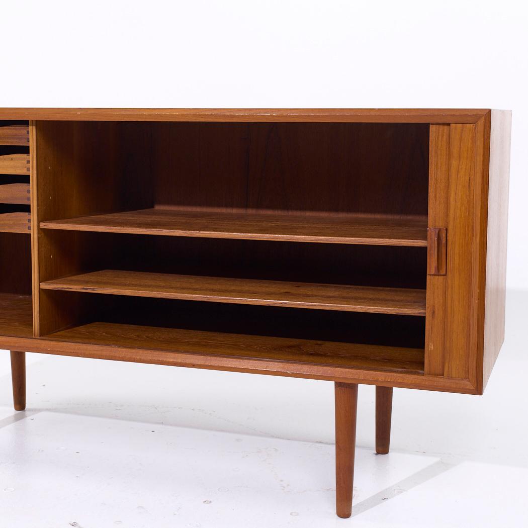 Fine XX secolo Svend Aage Larsen Credenza danese di metà secolo con porta a tamburo in teak in vendita