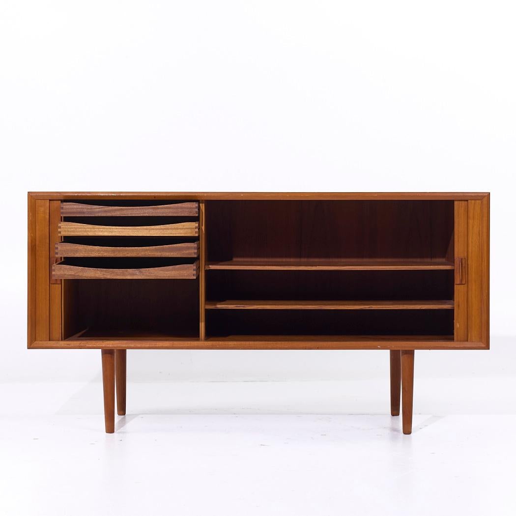 Teak Svend Aage Larsen Credenza danese di metà secolo con porta a tamburo in teak in vendita