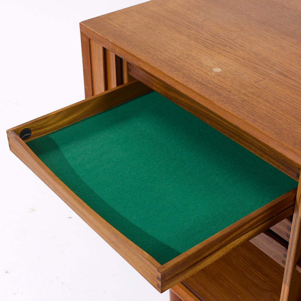 Svend Aage Larsen Credenza danese di metà secolo con porta a tamburo in teak in vendita 1