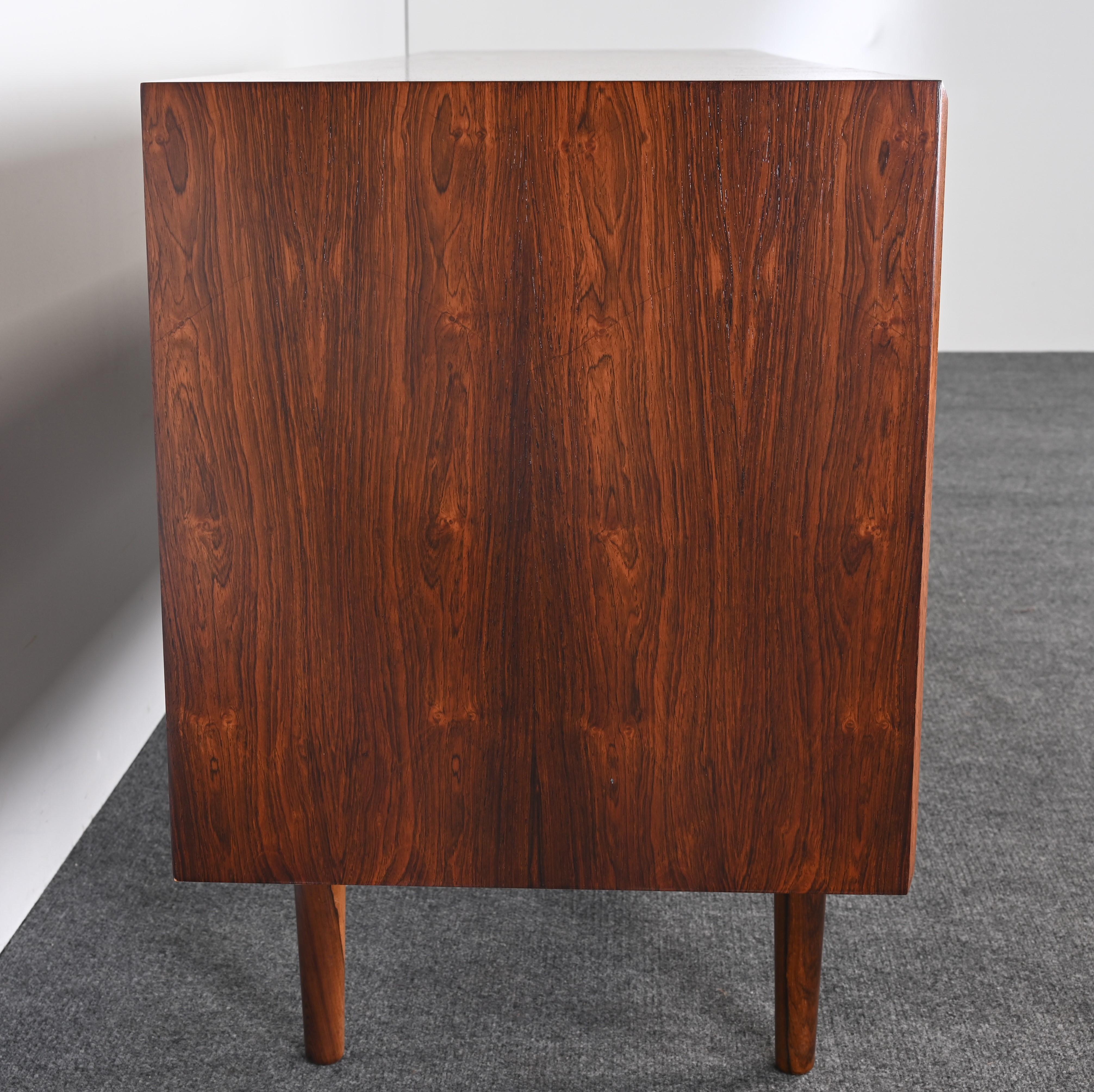 Credenza in palissandro di Svend Aage Larsen per Faarup Møbelfabrik, anni '60 in vendita 2