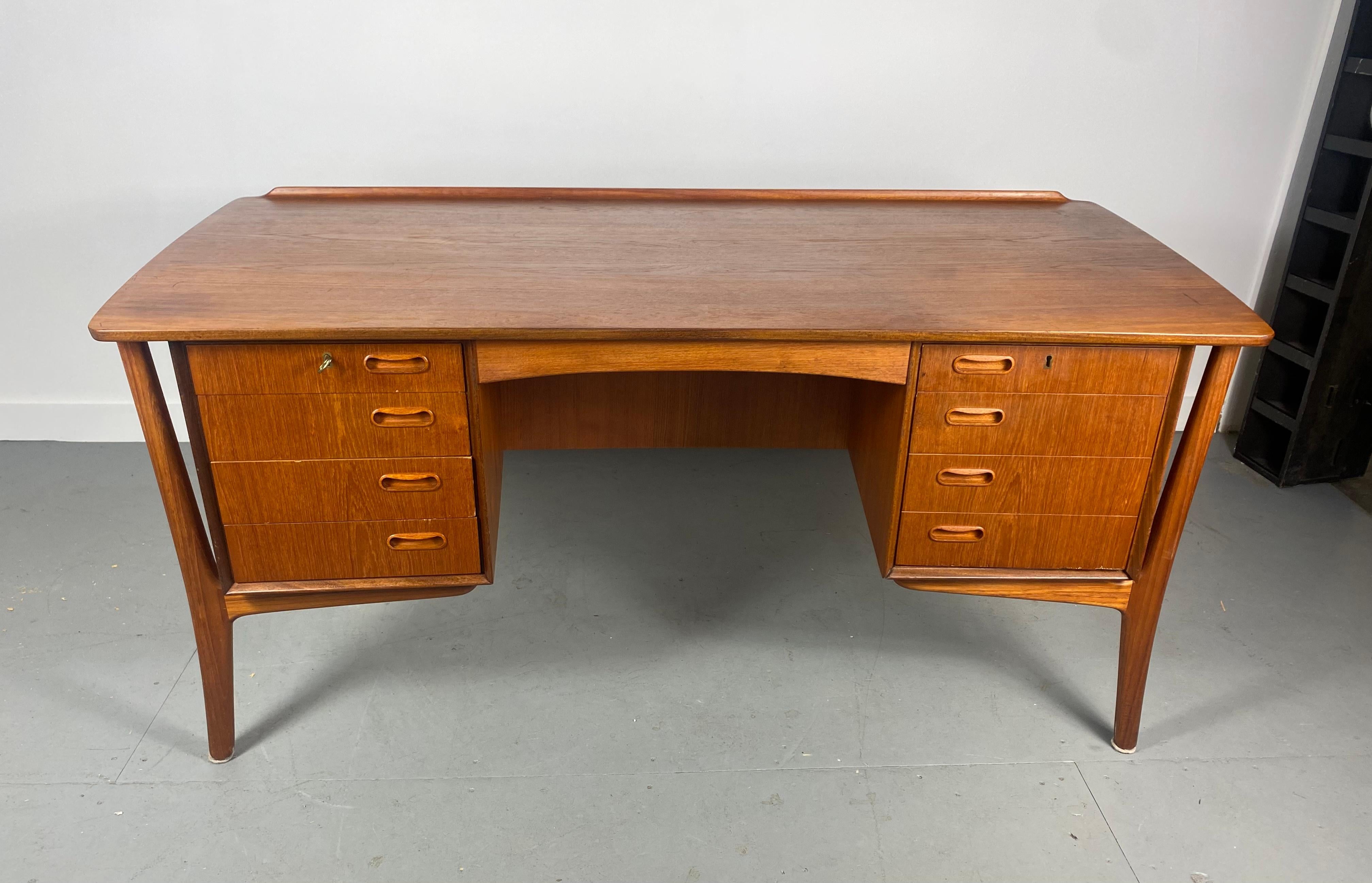 Svend Aage Madsen Bow Edge Desk in Teak, Classic Danish Design 5