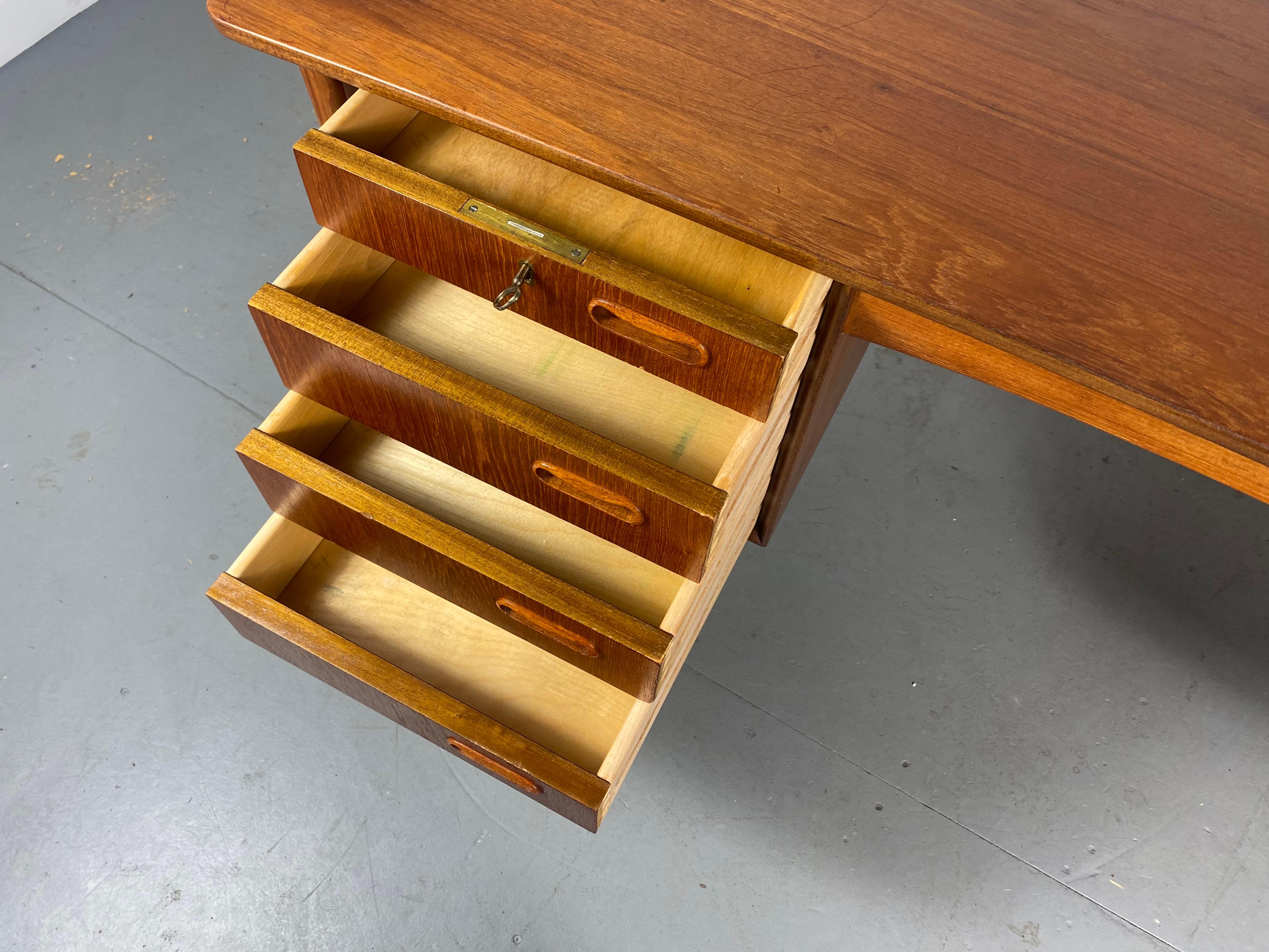 Svend Aage Madsen Bow Edge Desk in Teak, Classic Danish Design 7