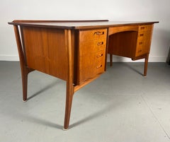 Svend Aage Madsen, Schreibtisch aus Teakholz mit Bogenkante, klassisches dänisches Design