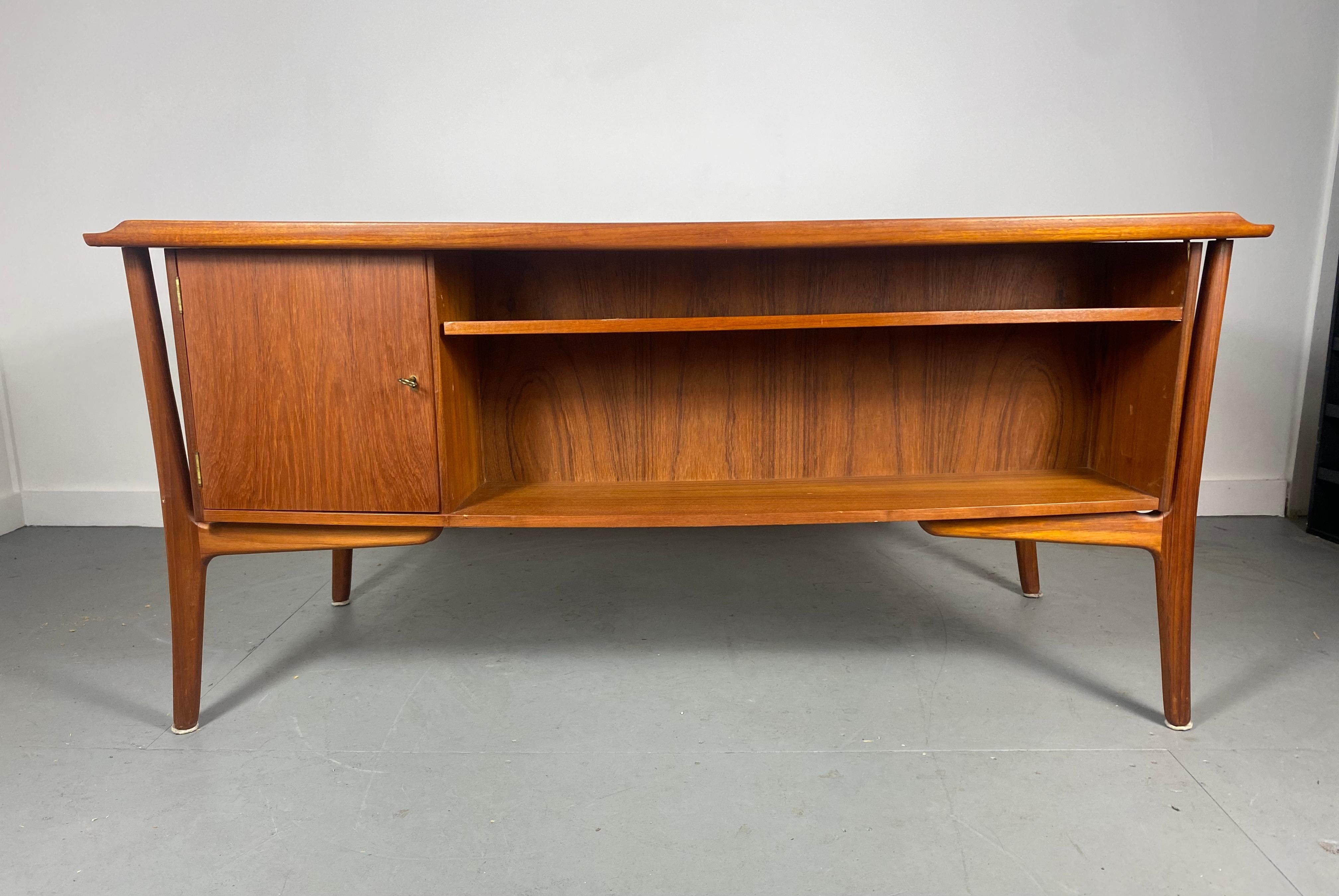 Svend Aage Madsen Bow Edge Desk in Teak, Classic Danish Design In Good Condition In Buffalo, NY