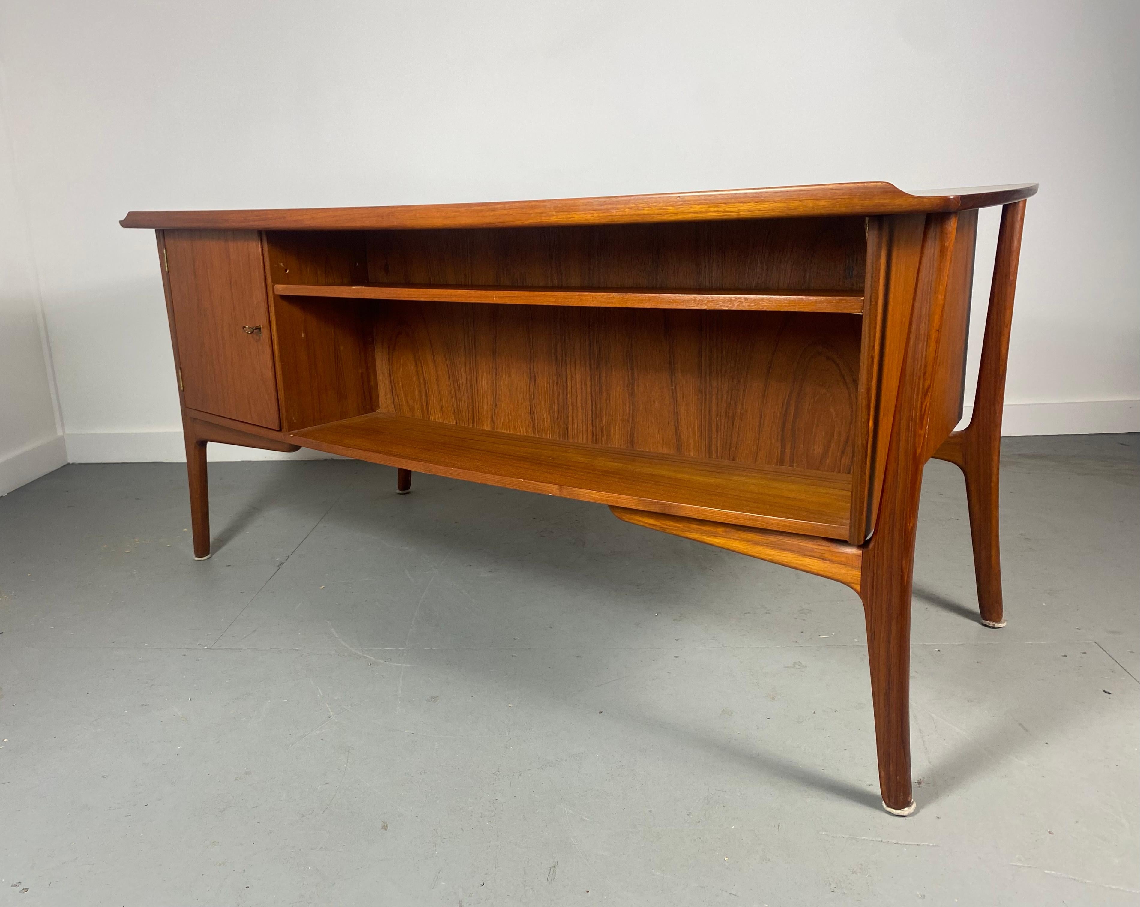 Svend Aage Madsen Bow Edge Desk in Teak, Classic Danish Design 1