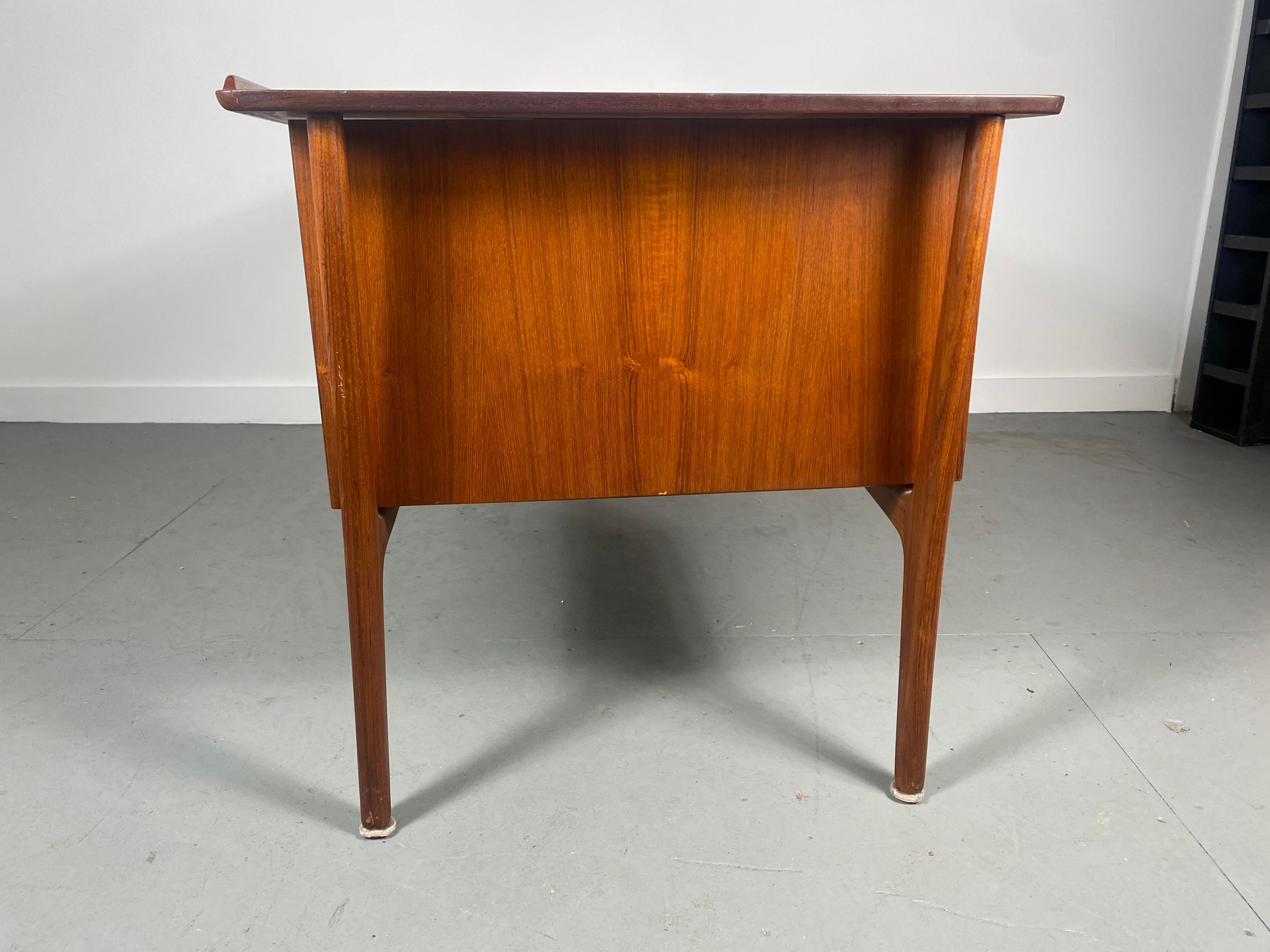 Svend Aage Madsen Bow Edge Desk in Teak, Classic Danish Design 4