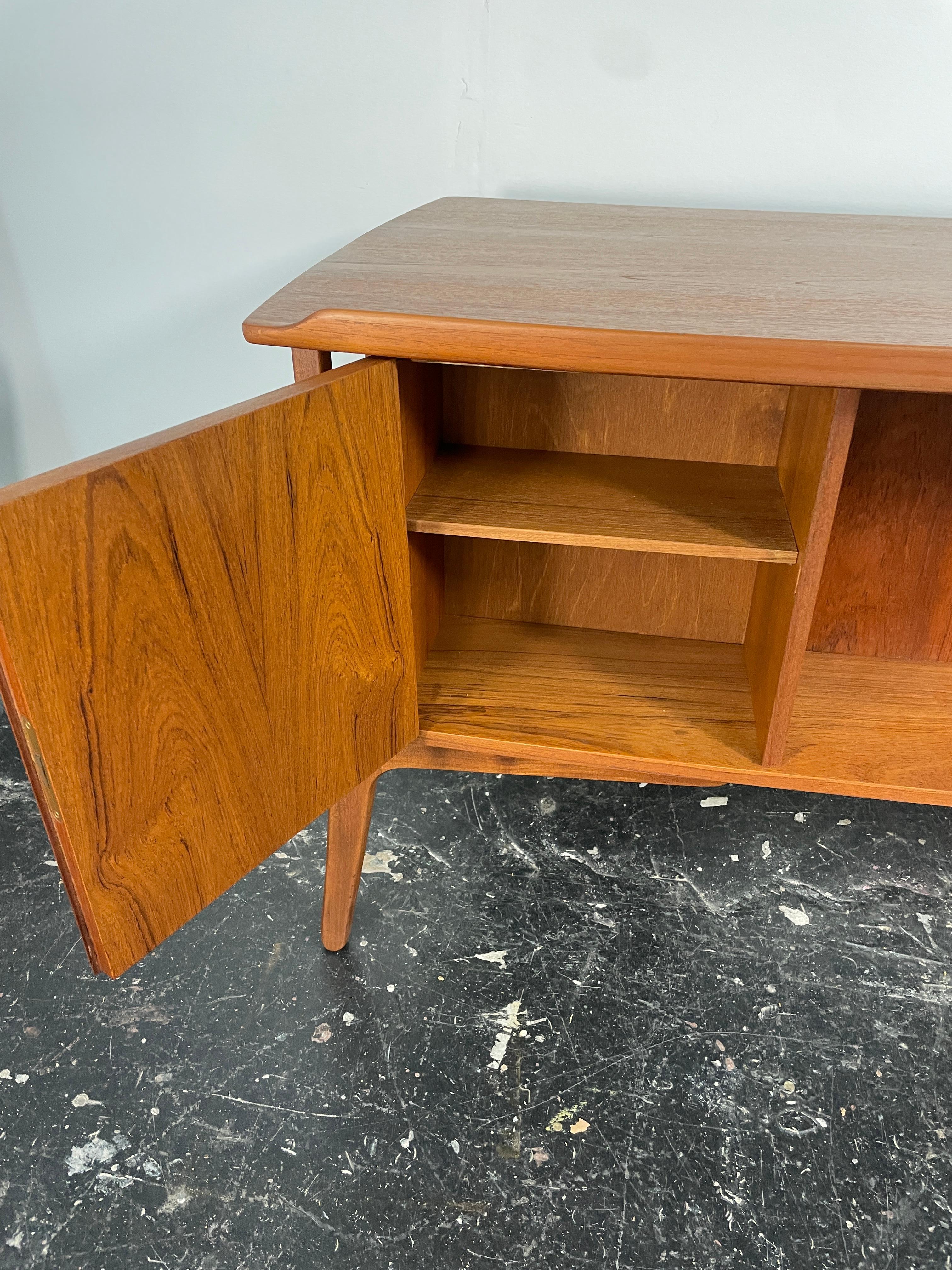 Svend Aage Madsen Bow Front Desk in Teak for HP Hansen, Denmark Circa 1960's For Sale 4