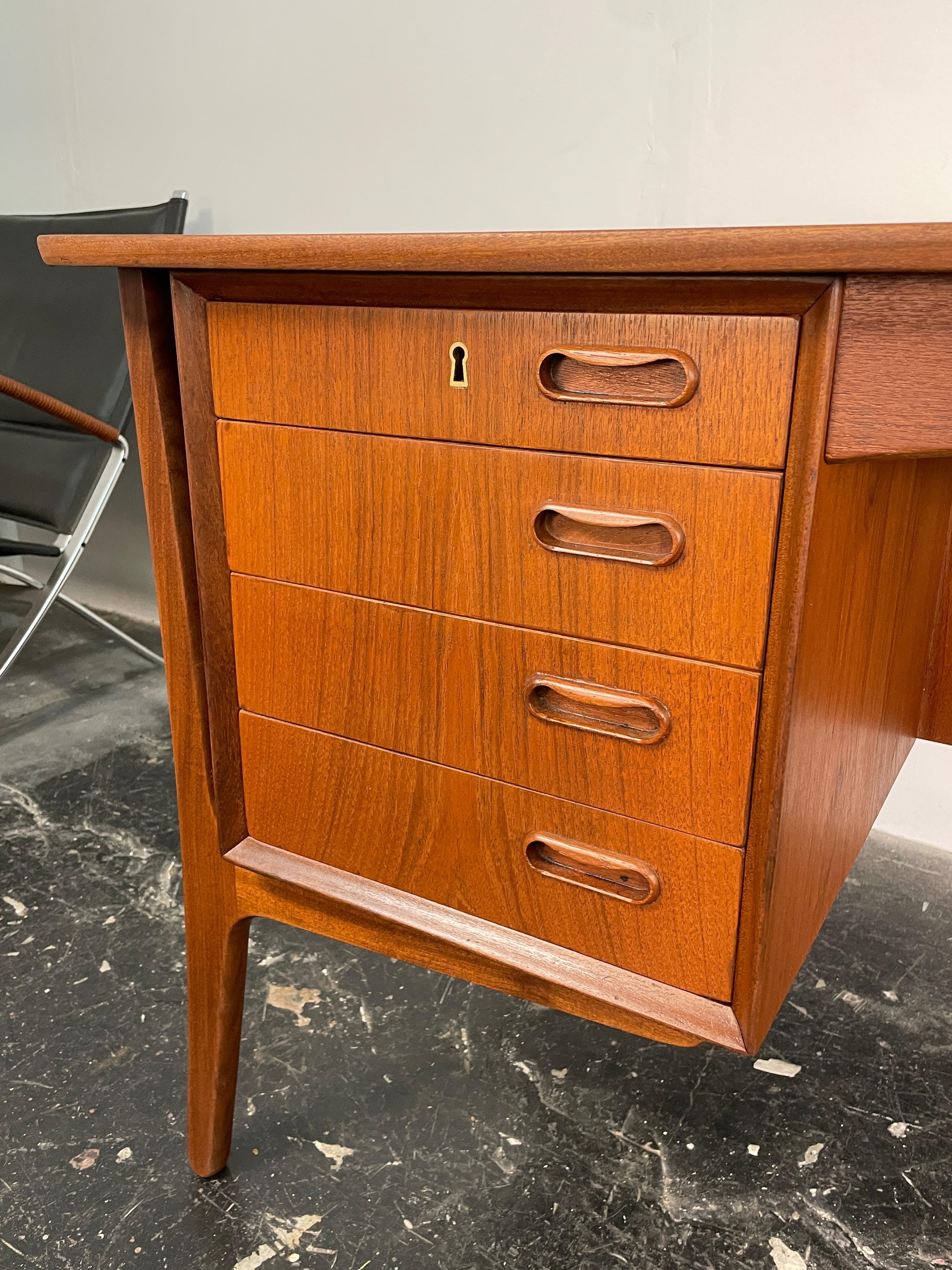 Svend Aage Madsen Bow Front Desk in Teak for HP Hansen, Denmark Circa 1960's For Sale 1