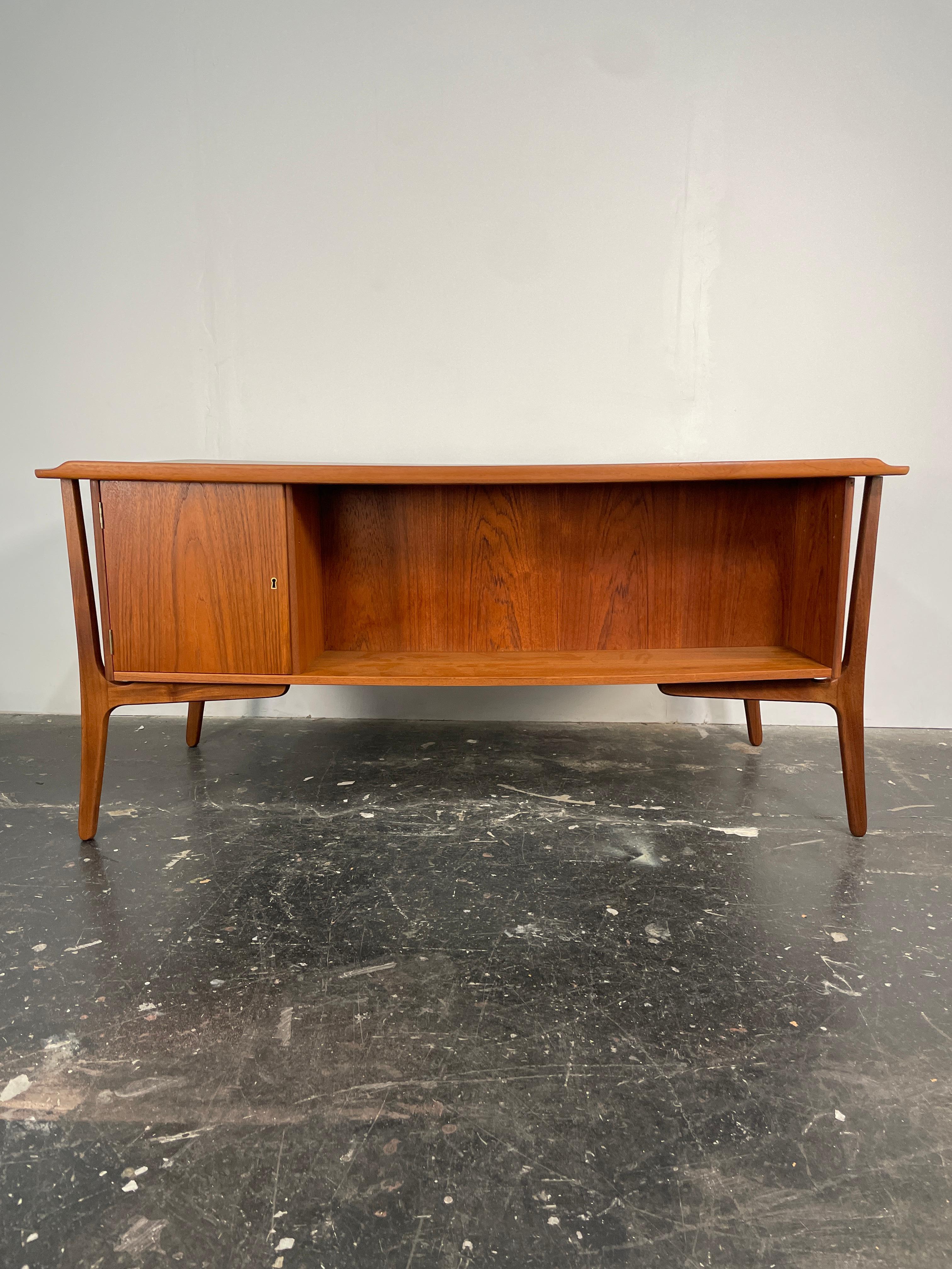 Svend Aage Madsen Bow Front Desk in Teak for HP Hansen, Denmark Circa 1960's For Sale 2