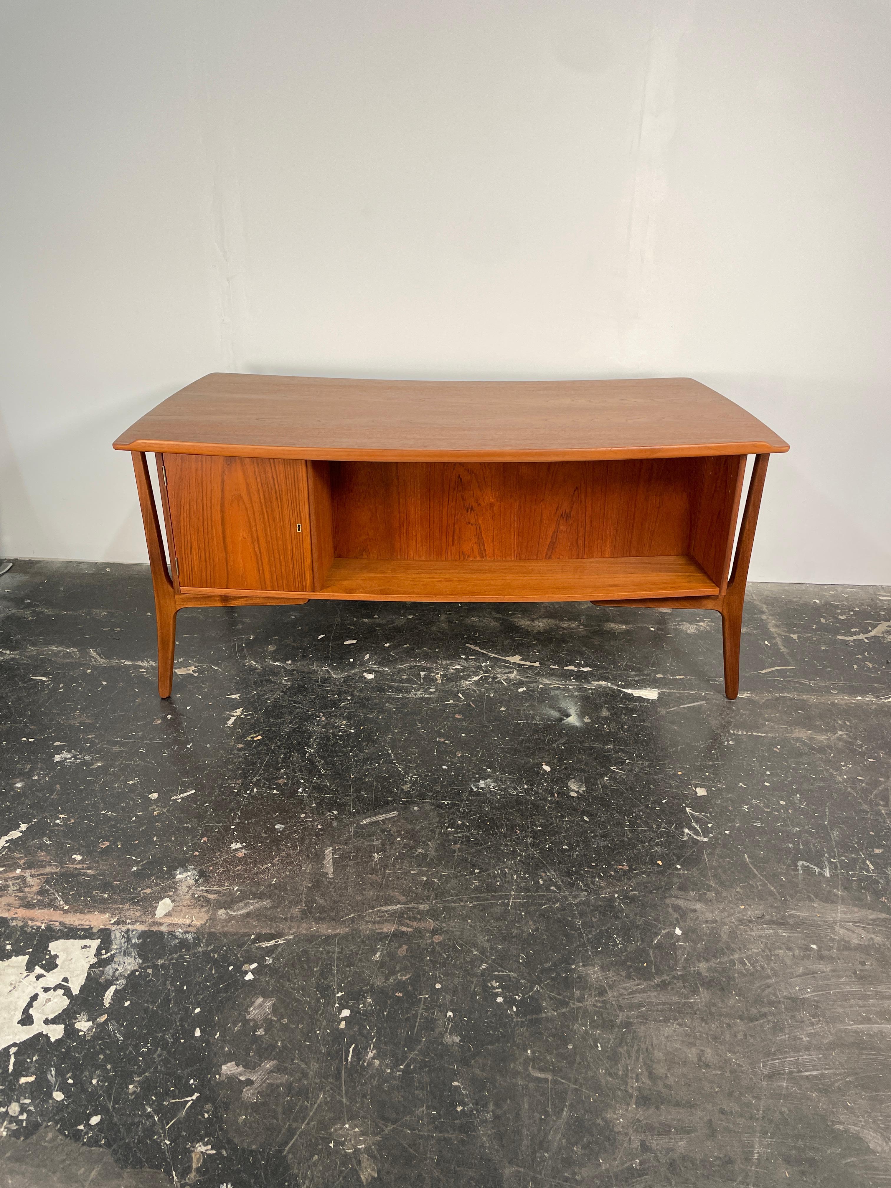 Svend Aage Madsen Bow Front Desk in Teak for HP Hansen, Denmark Circa 1960's For Sale 3