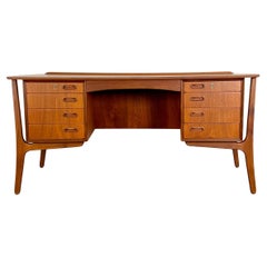 Escritorio con frente de proa Svend Aage Madsen en teca para HP Hansen, Dinamarca Circa 1960's