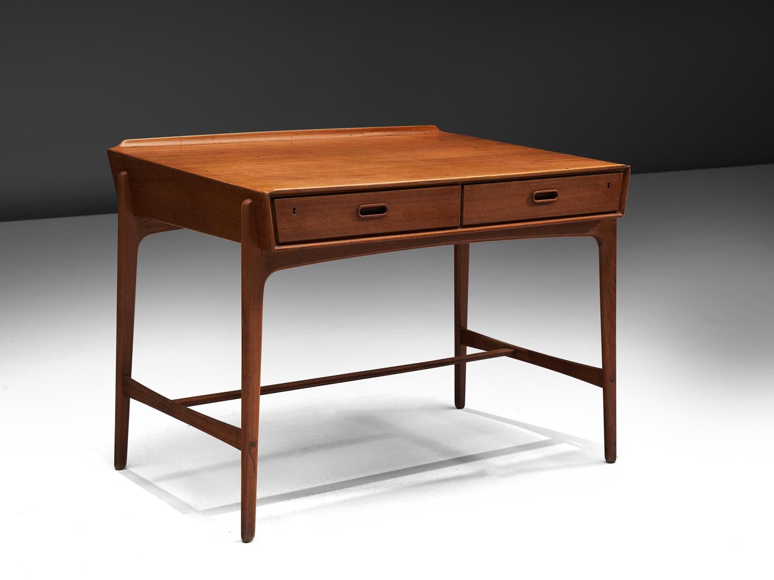 Svend Aage Madsen for Sigurd Hansens Møbelfabrik, writing desk in teak wood, Denmark, 1950s.

This writing desk is designed by Svend Aage Madsen in the 1950s. The top seems to lay into the frame. Please note the slightly angled legs, with lovely