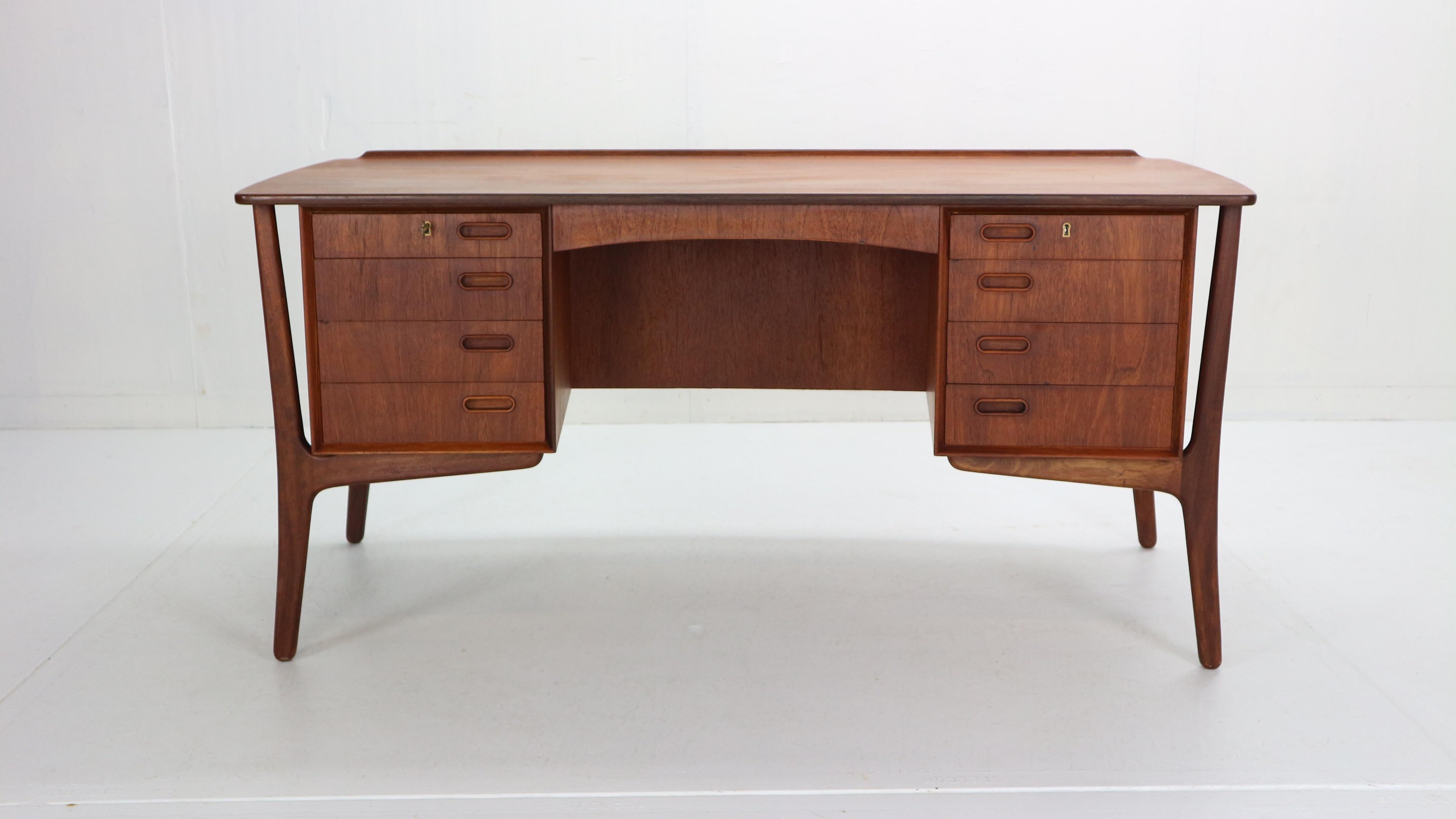 Exclusive Scandinavian Modern large desk designed by Svend Madsen and manufactured by HP Hansen in Denmark, 1960s period.
This beautiful desk features a bowed large top with vibrant teak wood grain and a raised lip edge. The desk offers on its