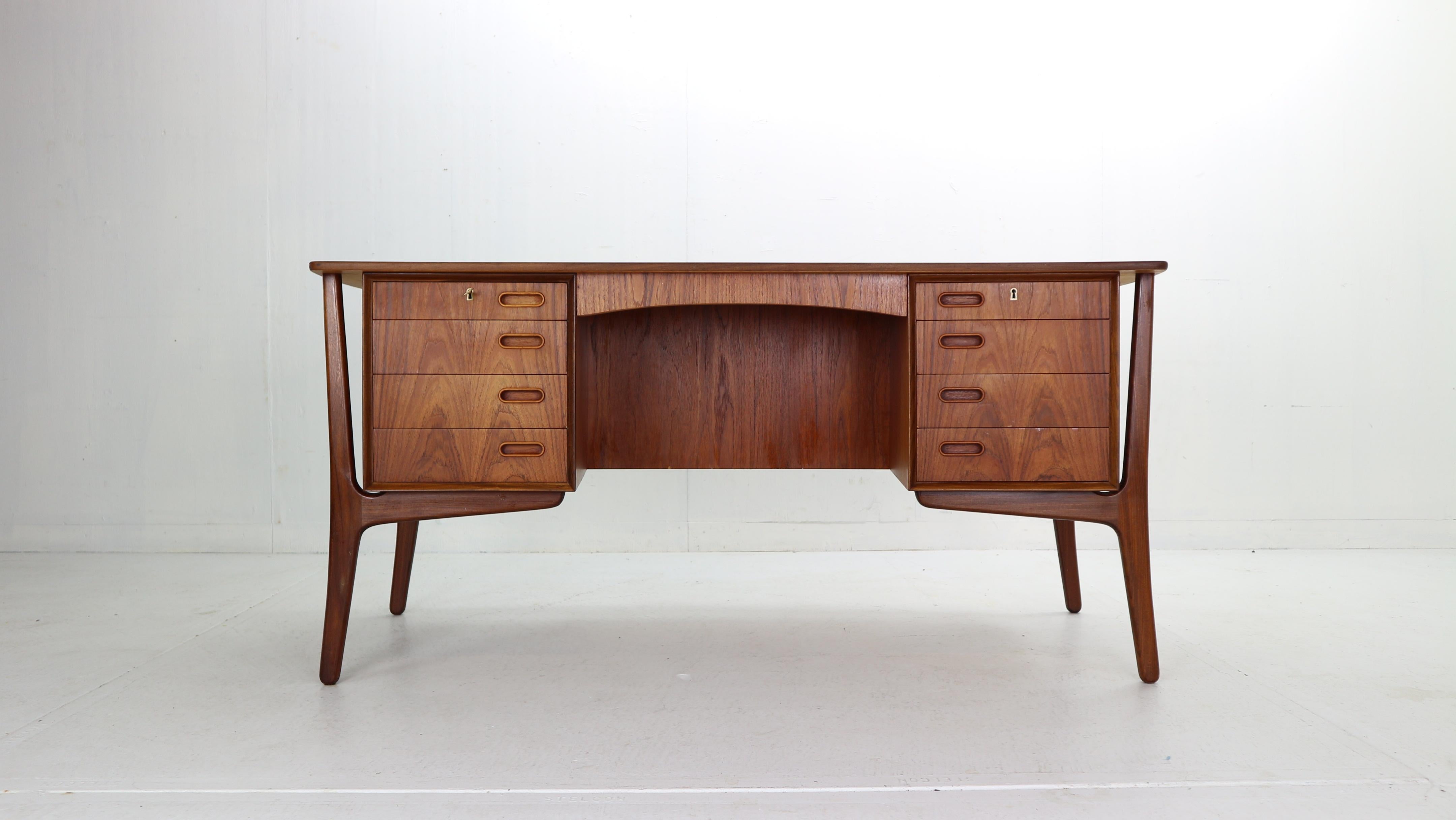 Exclusive Scandinavian Modern large desk designed by Svend Madsen and manufactured by HP Hansen in Denmark, 1960s period.
This beautiful desk features a bowed large top with vibrant teak wood grain and a raised lip edge. The desk offers on its