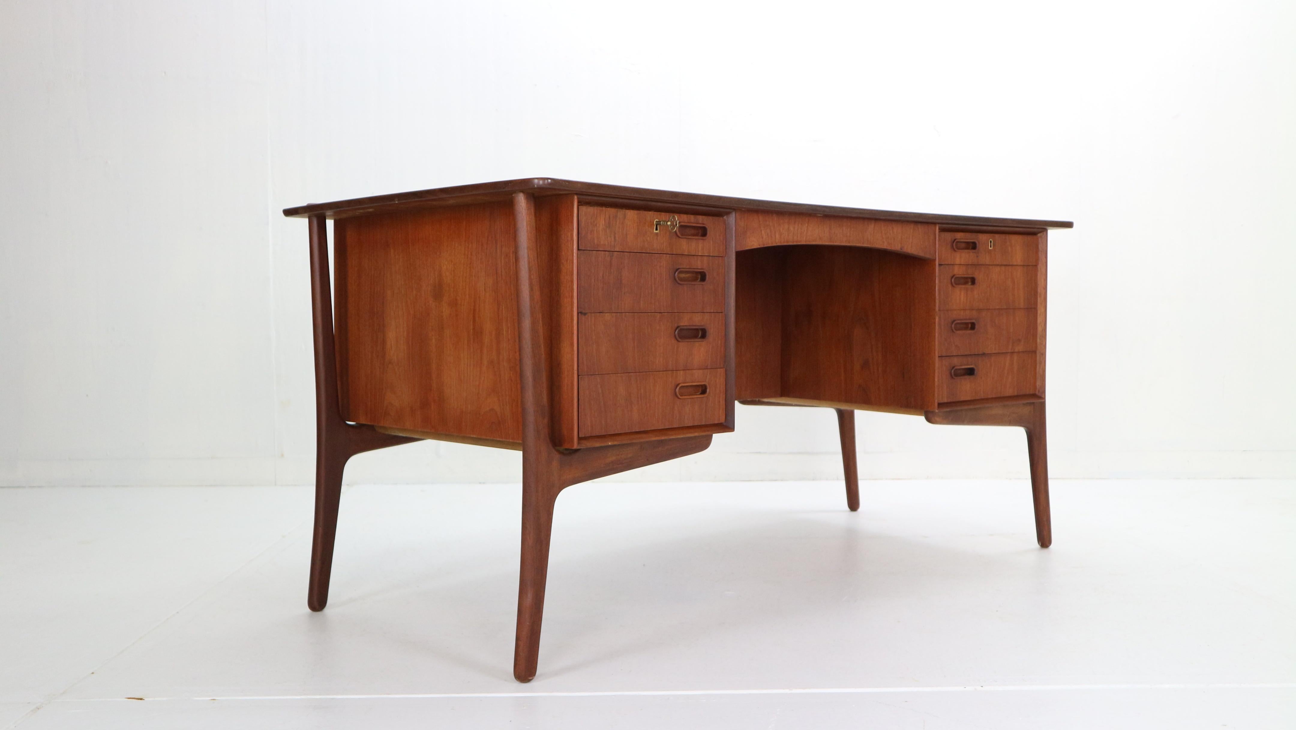 Svend Aage Madsen Executive Teak Desk for HP Hansen, 1960s, Denmark In Good Condition In The Hague, NL