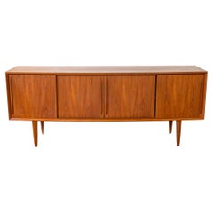 Svend Aage Madsen para HP Hansen Mobelindustries Credenza de teca moderna de mediados de siglo