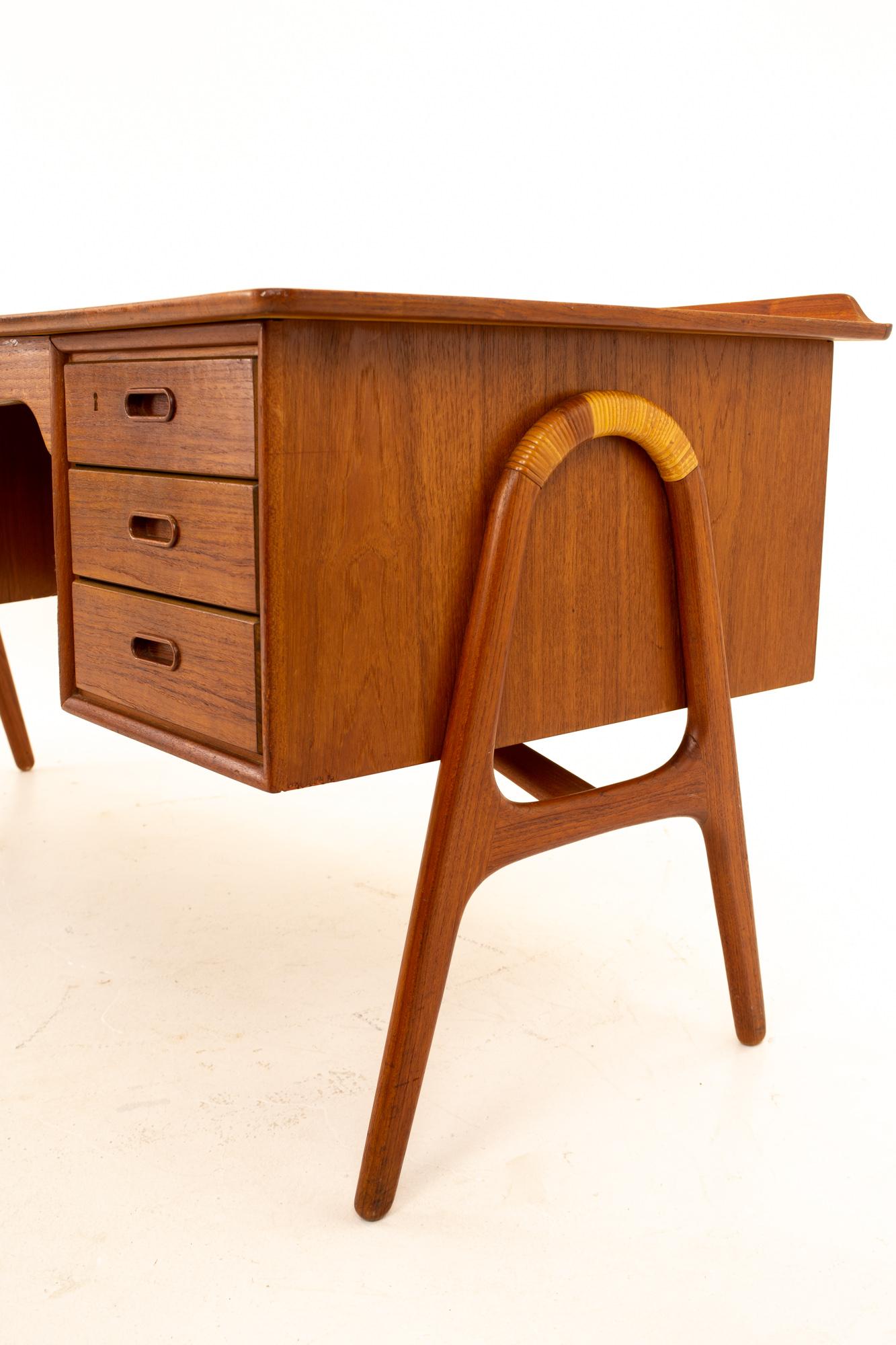 Svend Aage Madsen for Sigurd Hansen Mid Century Curved Front Teak Desk In Good Condition In Countryside, IL