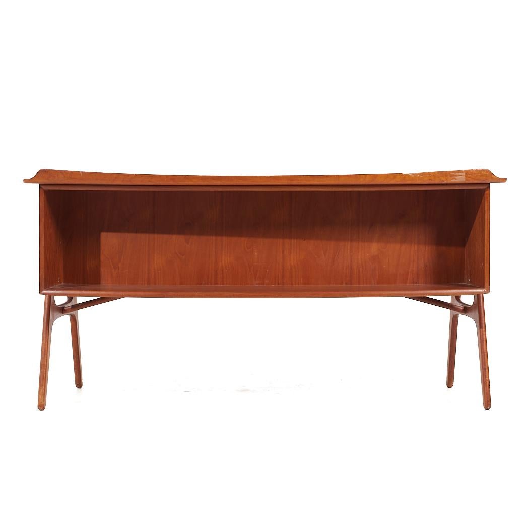 Svend Aage Madsen for Sigurd Hansen Mid Century Curved Front Teak Desk In Good Condition For Sale In Countryside, IL