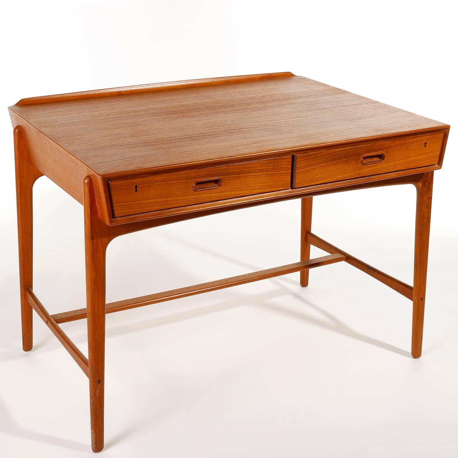 A gorgeous freestanding writing desk by Danish architect Svend Aage Madsen for Sigurd Hansens Møbelfabrik, Denmark, manufactured in Mid-Century, circa 1960 (late 1950s or early 1960s).
The table is labeled and it is in excellent condition. It has